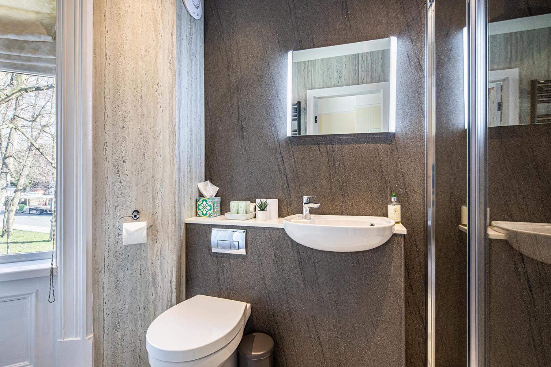 Fountains Guest House - Harrogate Stays with FREE PARKING