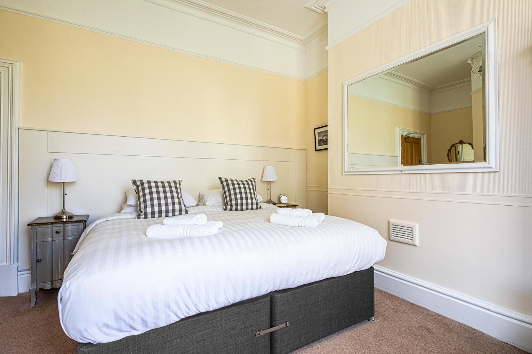 Fountains Guest House - Harrogate Stays with FREE PARKING