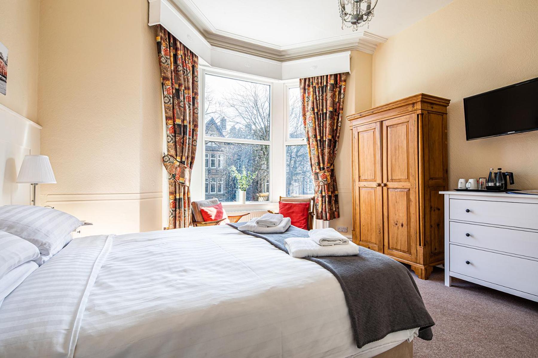 Fountains Guest House - Harrogate Stays with FREE PARKING