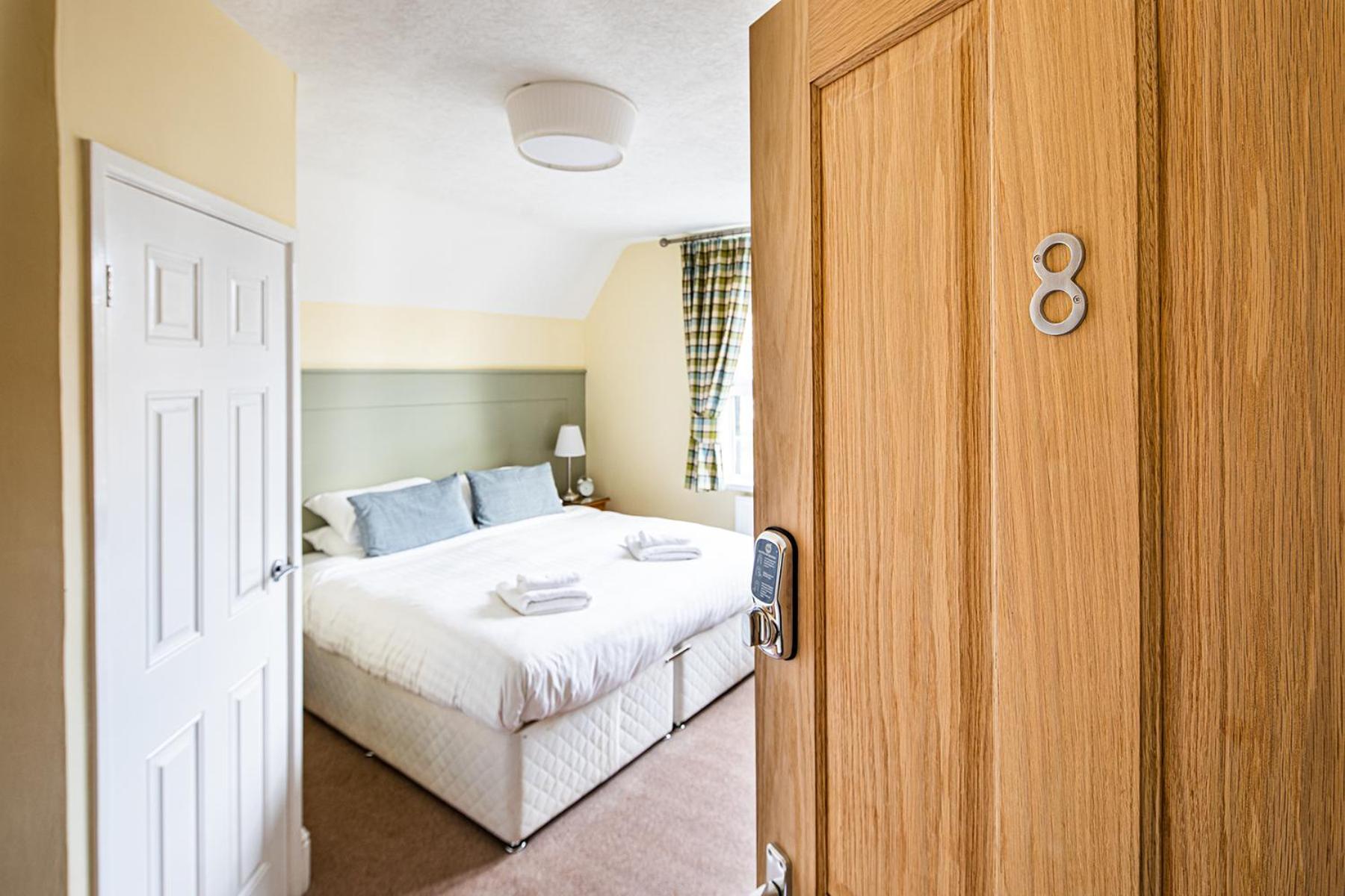 Fountains Guest House - Harrogate Stays with FREE PARKING