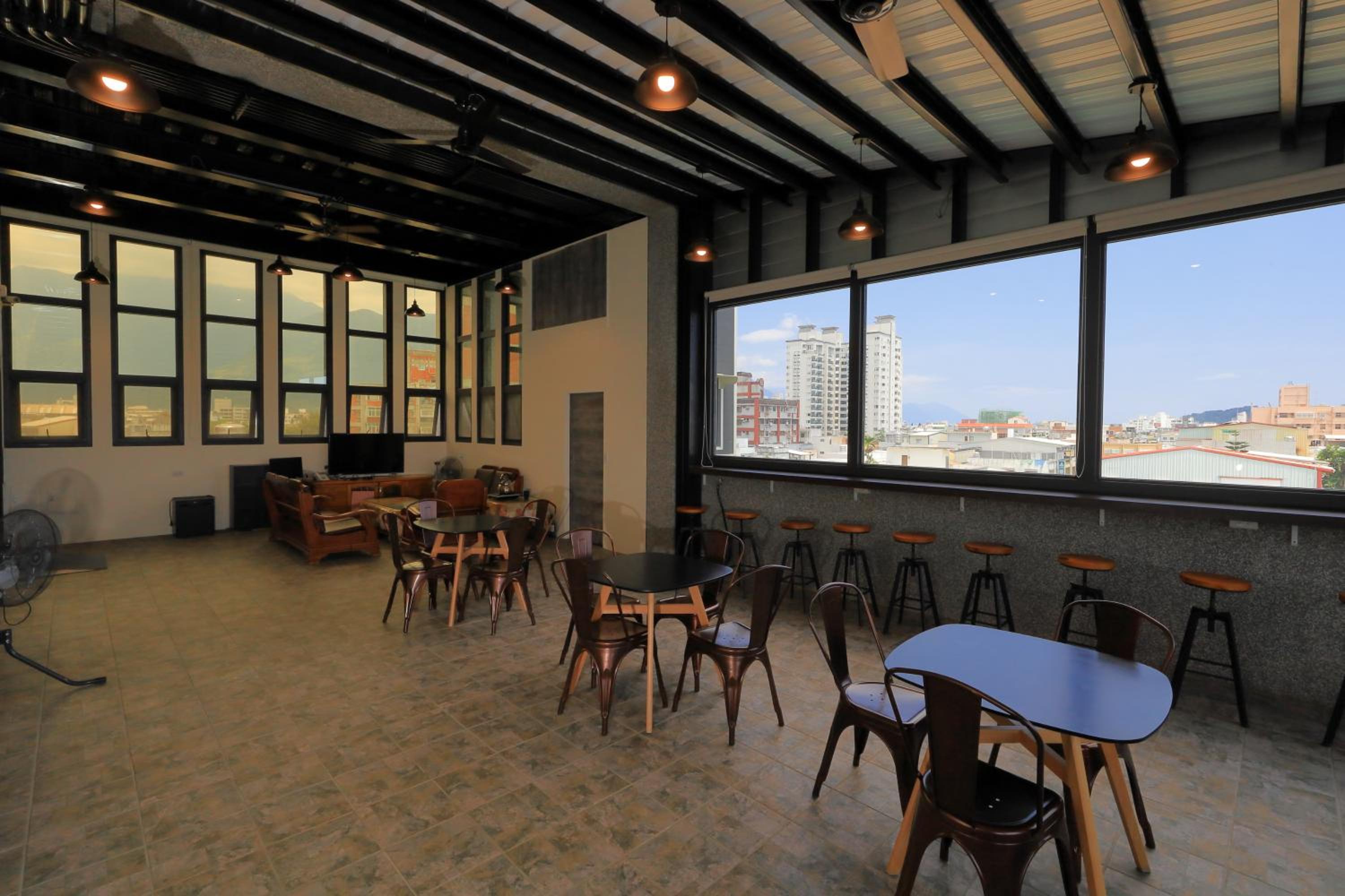 Mr Lee Elevator B&B Hualien- Near Dongdamen Night Market view 4