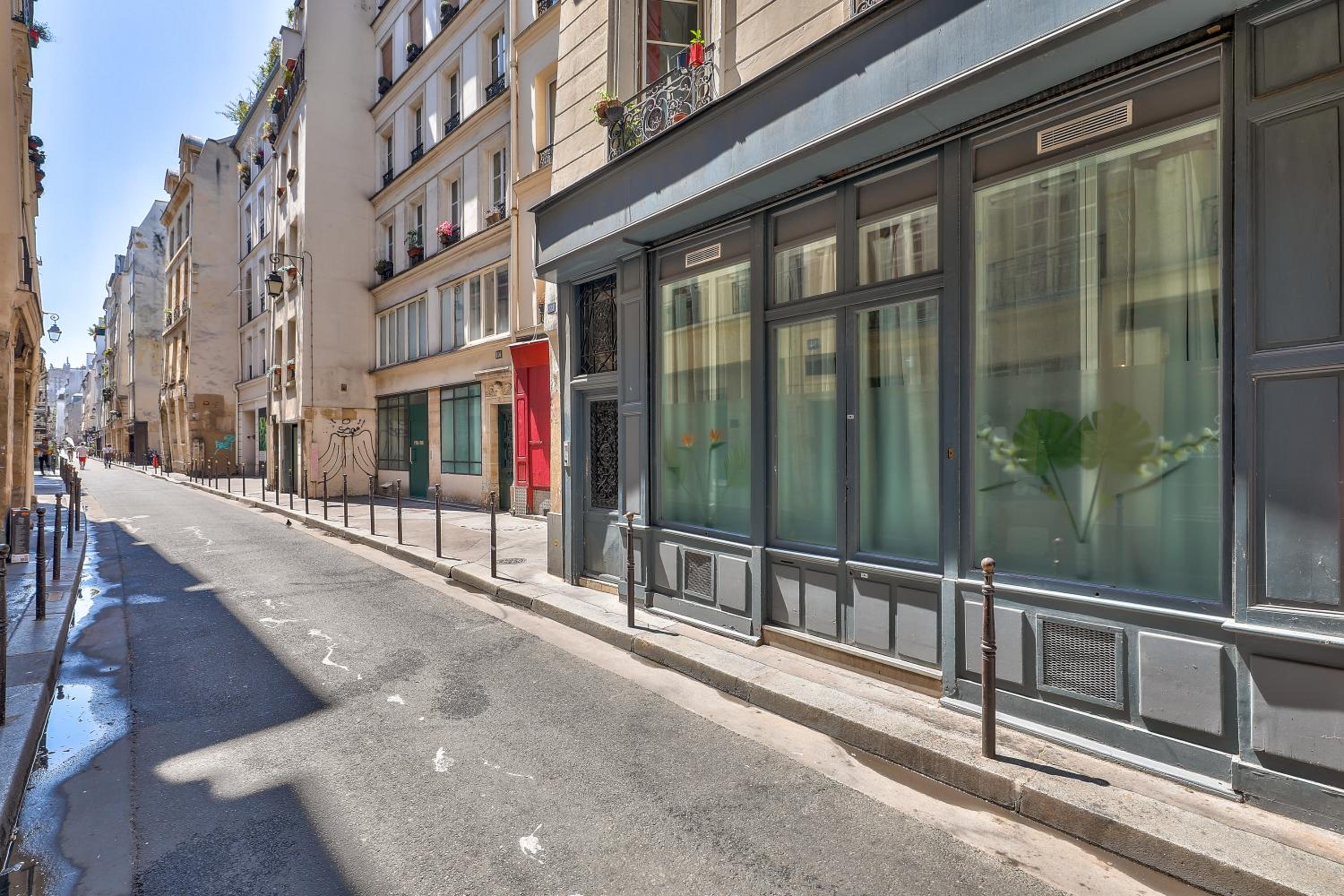 New Stunning 4 Bdrs Apt, With AC – Le Marais