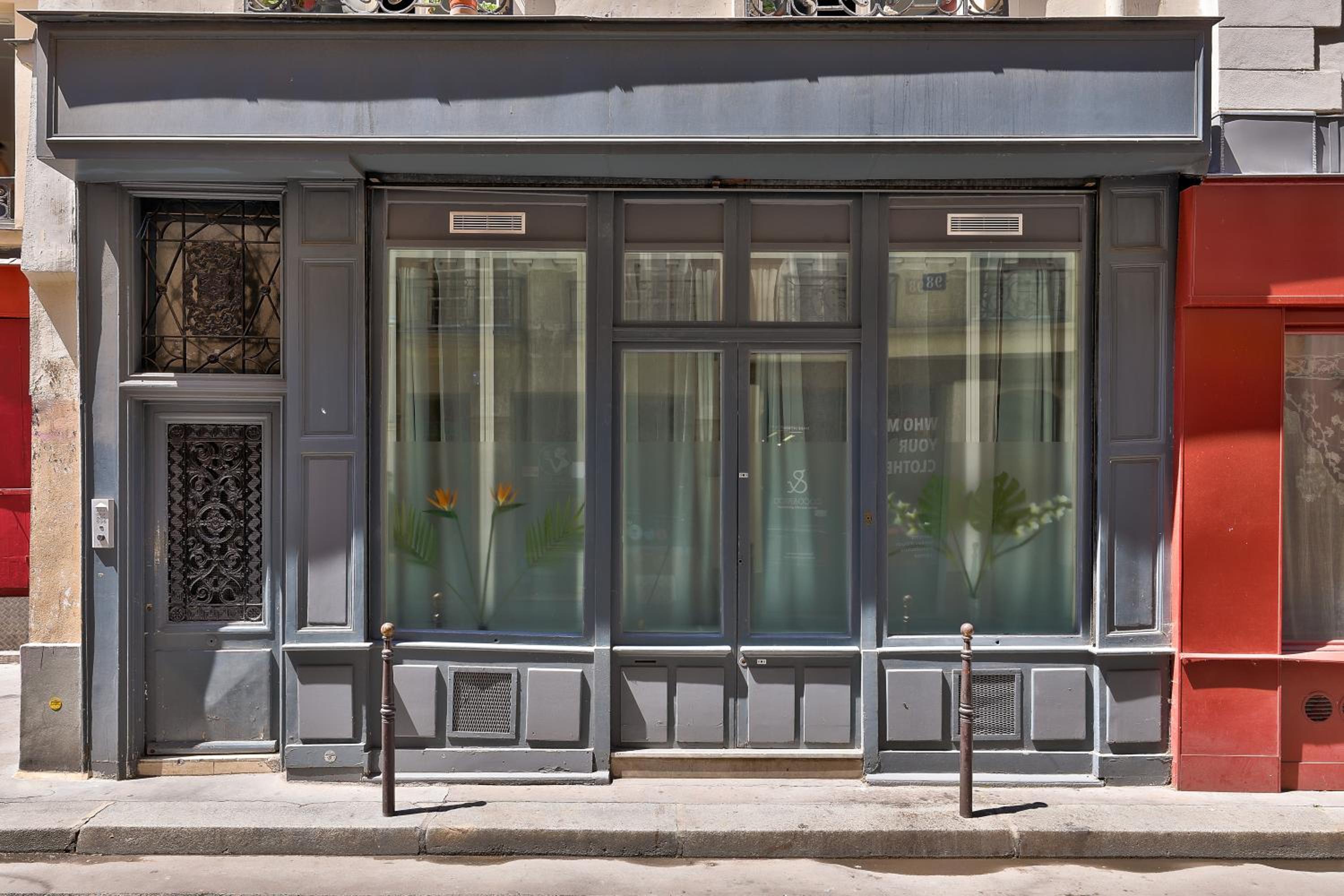New Stunning 4 Bdrs Apt, With AC – Le Marais