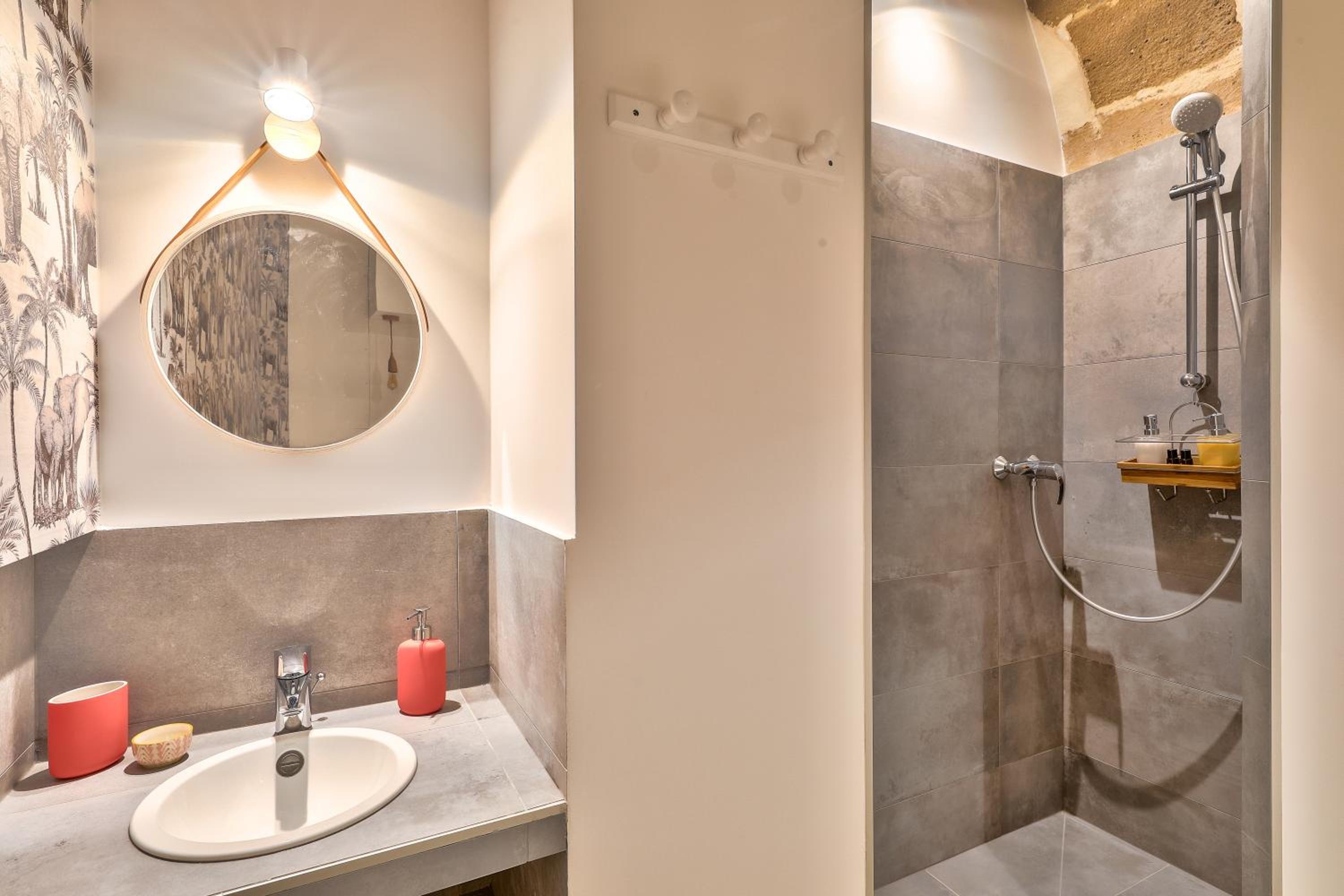 New Stunning 4 Bdrs Apt, With AC – Le Marais