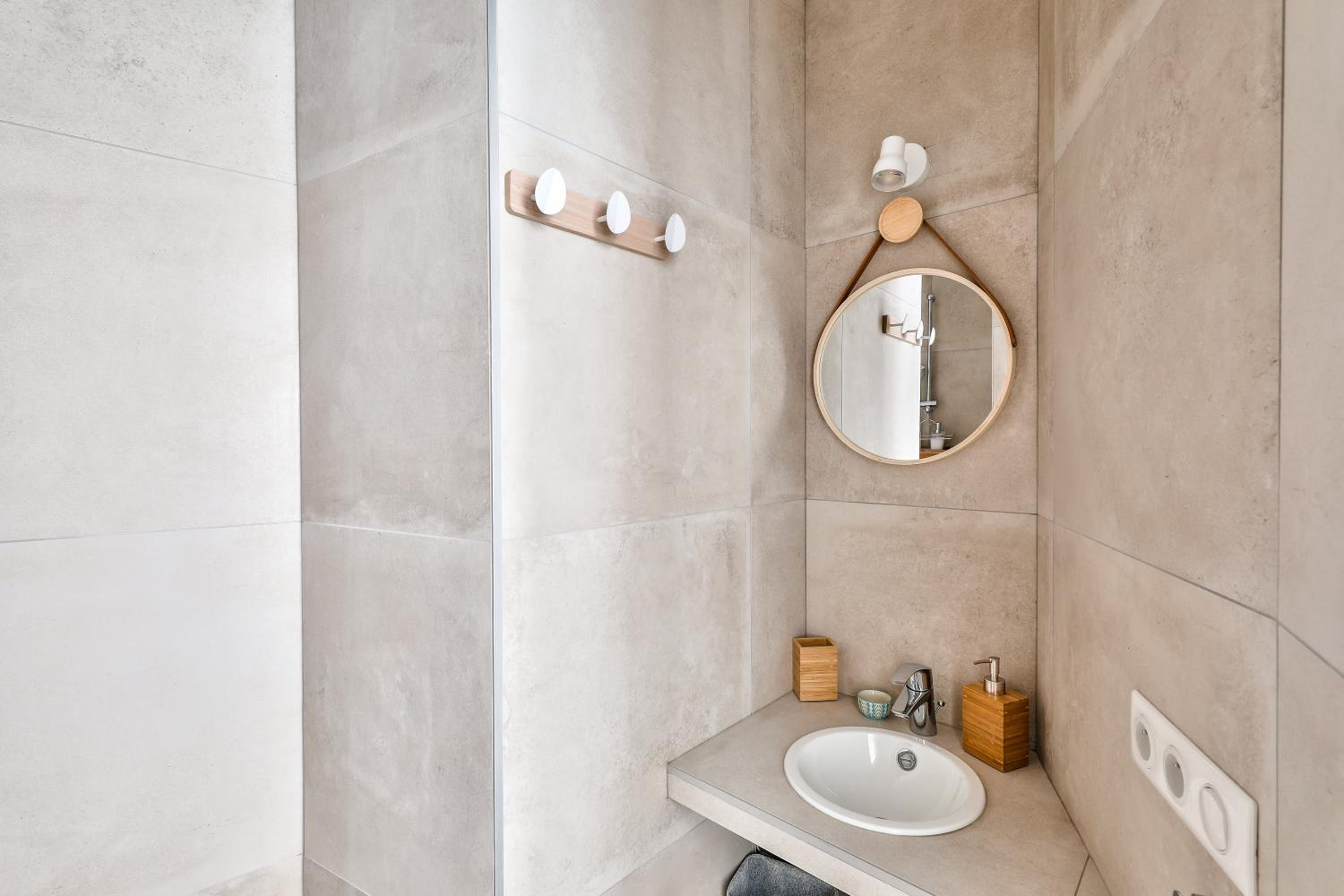 New Stunning 4 Bdrs Apt, With AC – Le Marais