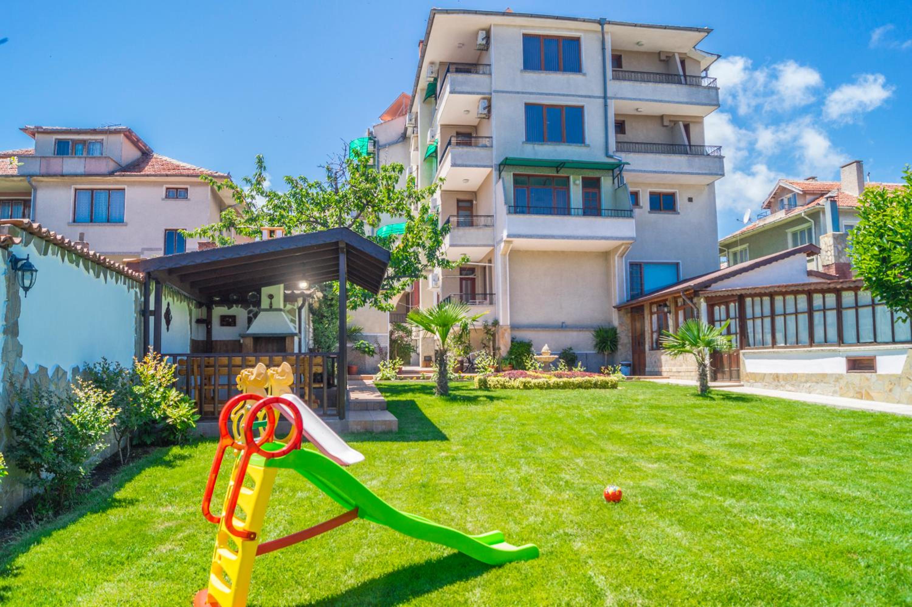 Hotel Chrystal Guest House - Image 1