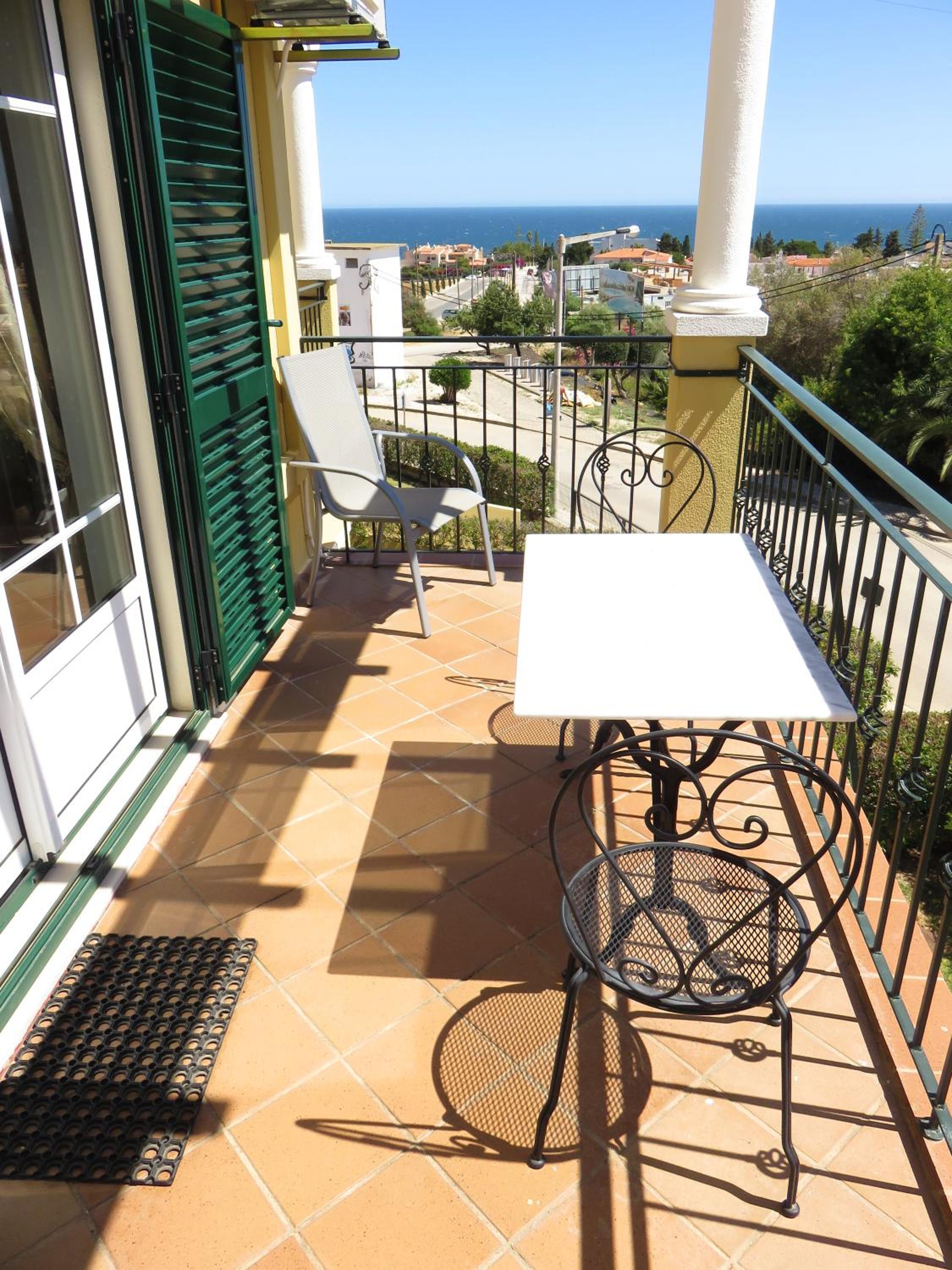 Hotel Apartamento T1 com vista mar perto da Praia N.ª Sra. da Rocha - Image 1