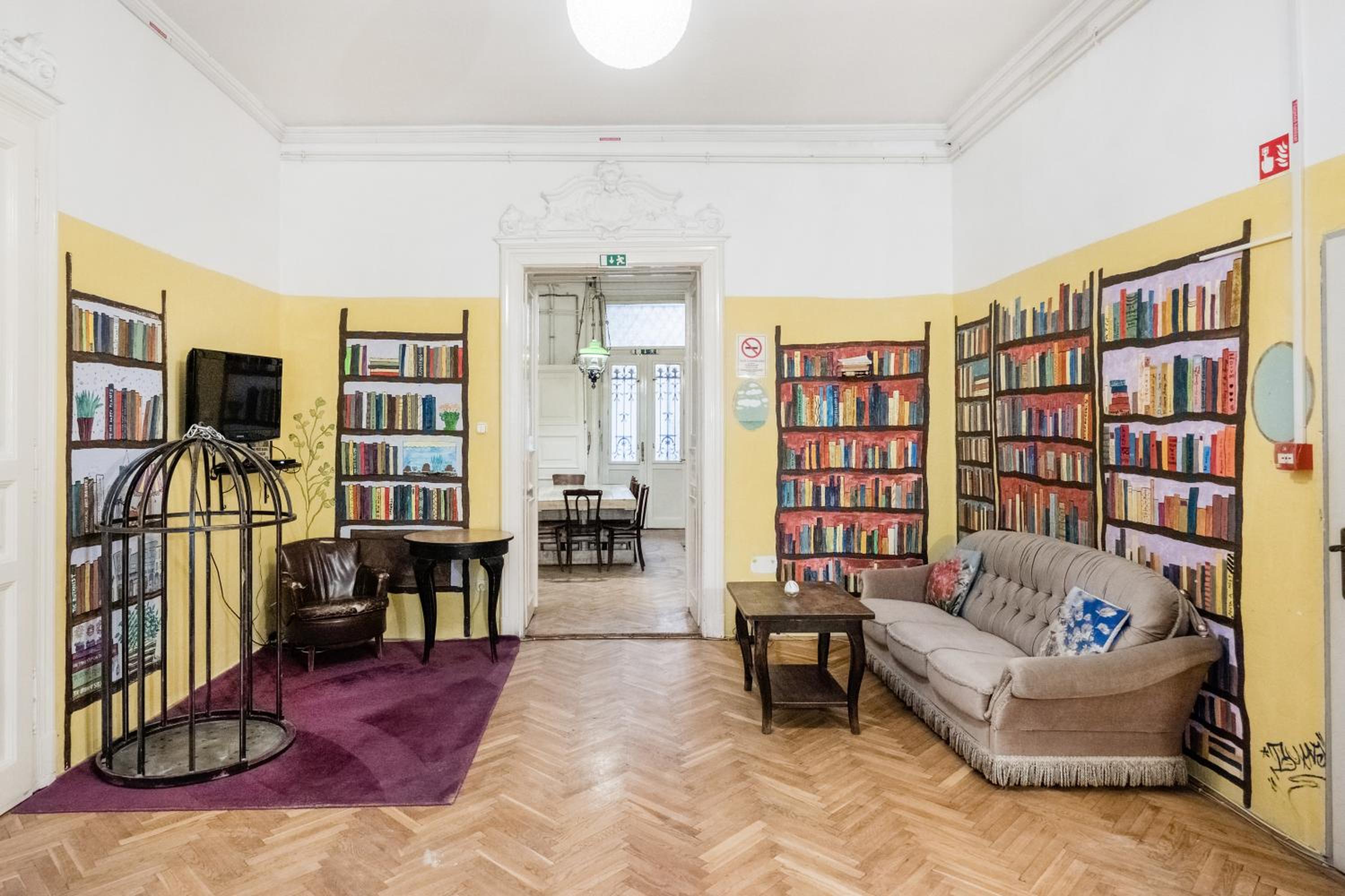 Baroque Hostel & Coworking