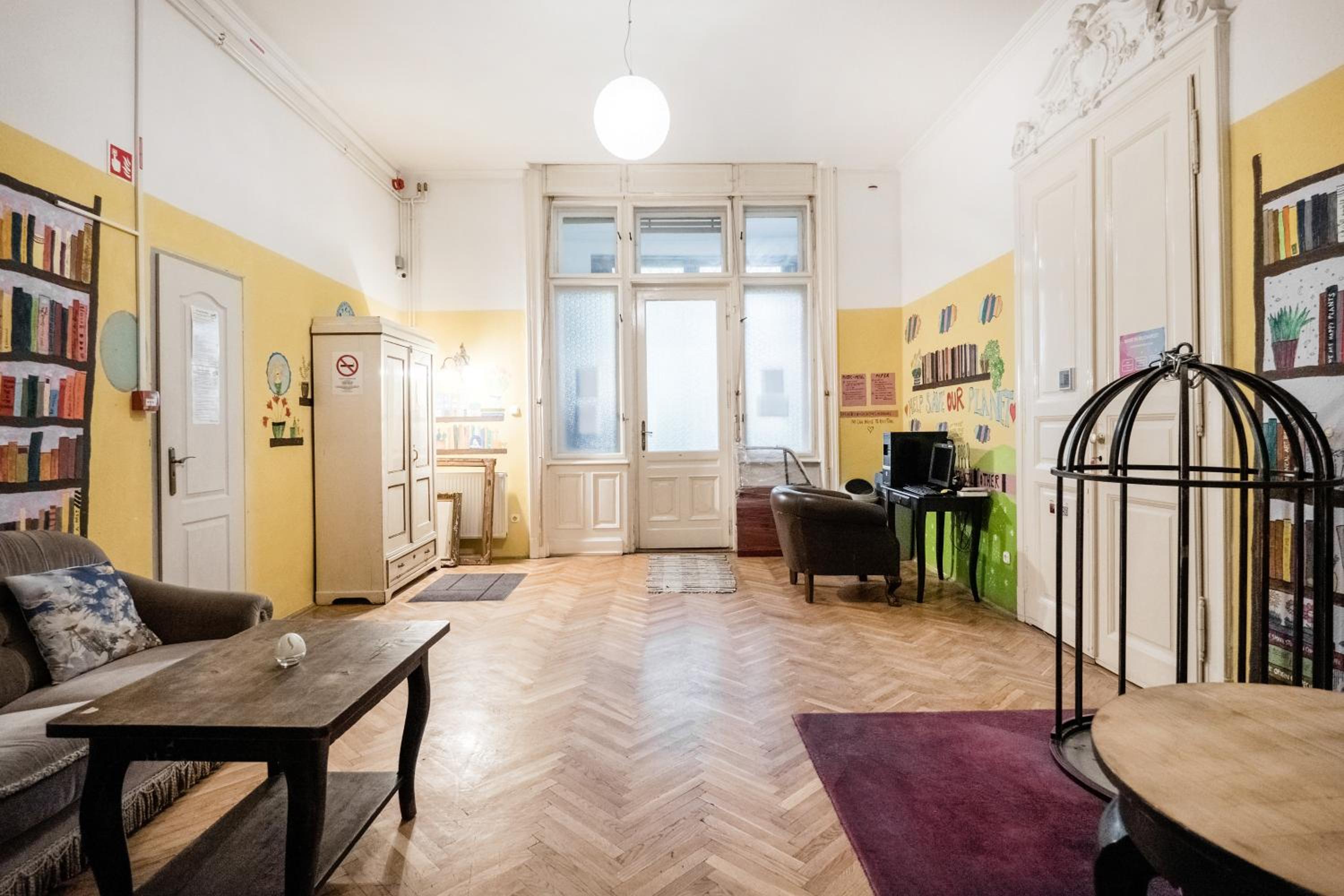 Baroque Hostel & Coworking