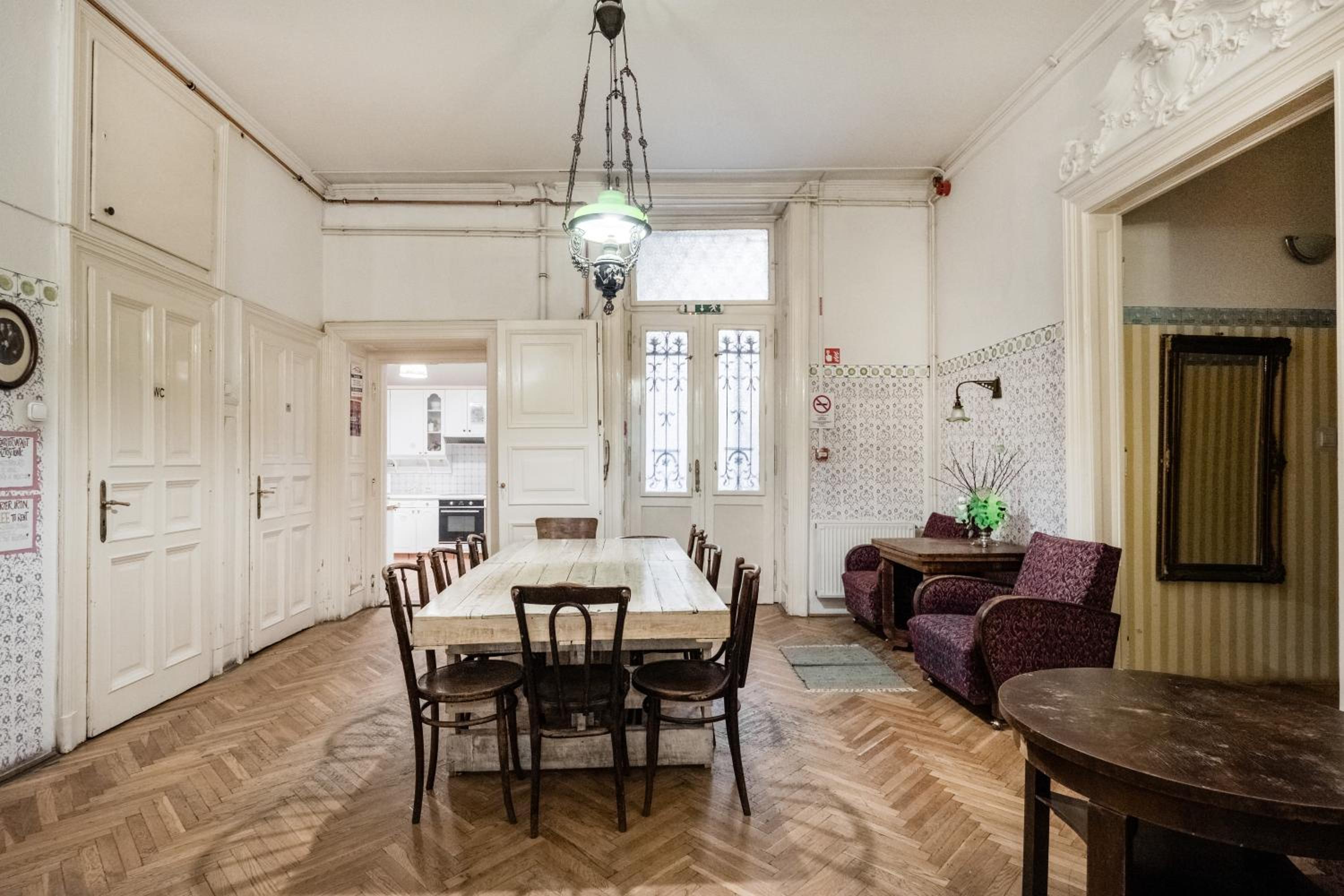 Baroque Hostel & Coworking
