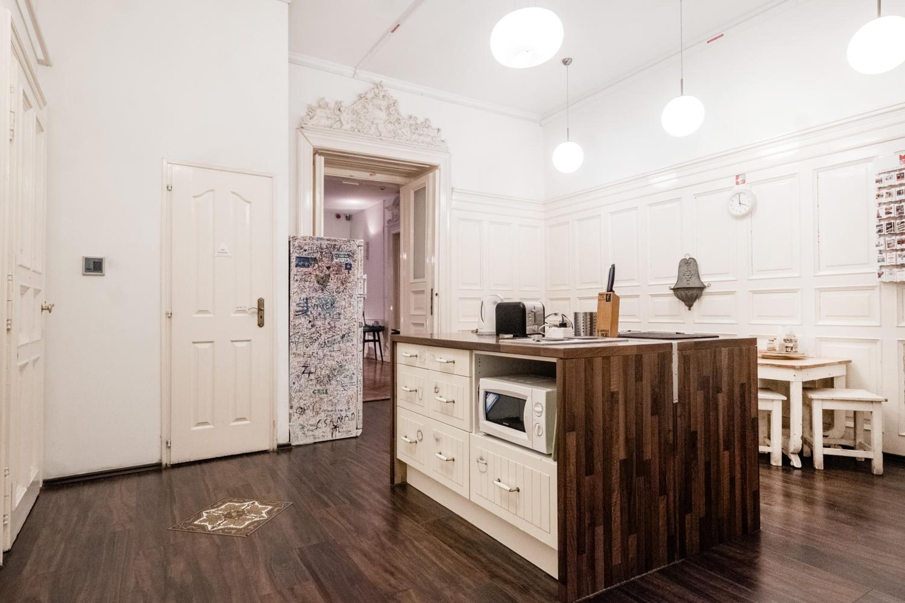 Baroque Hostel & Coworking