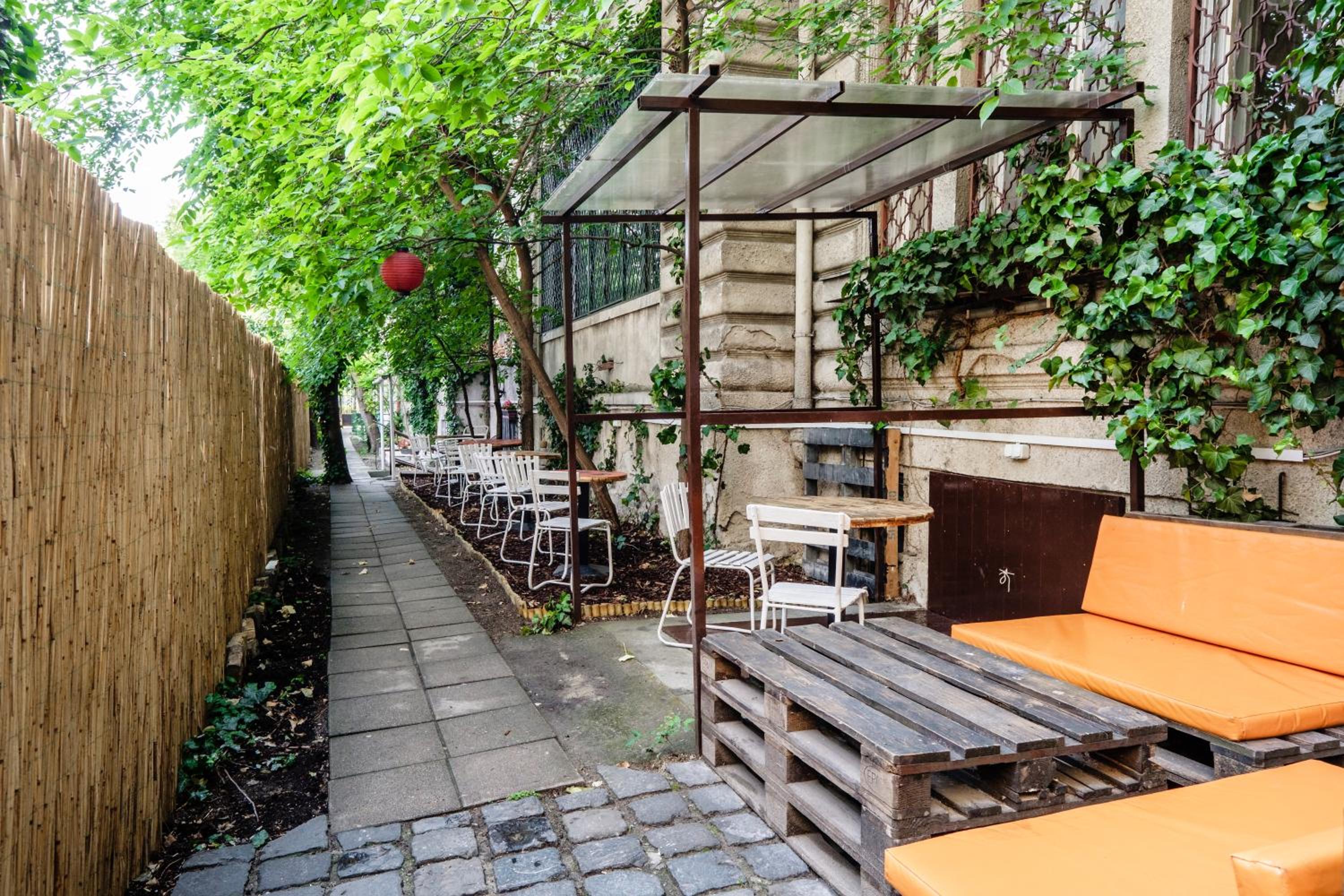 Baroque Hostel & Coworking