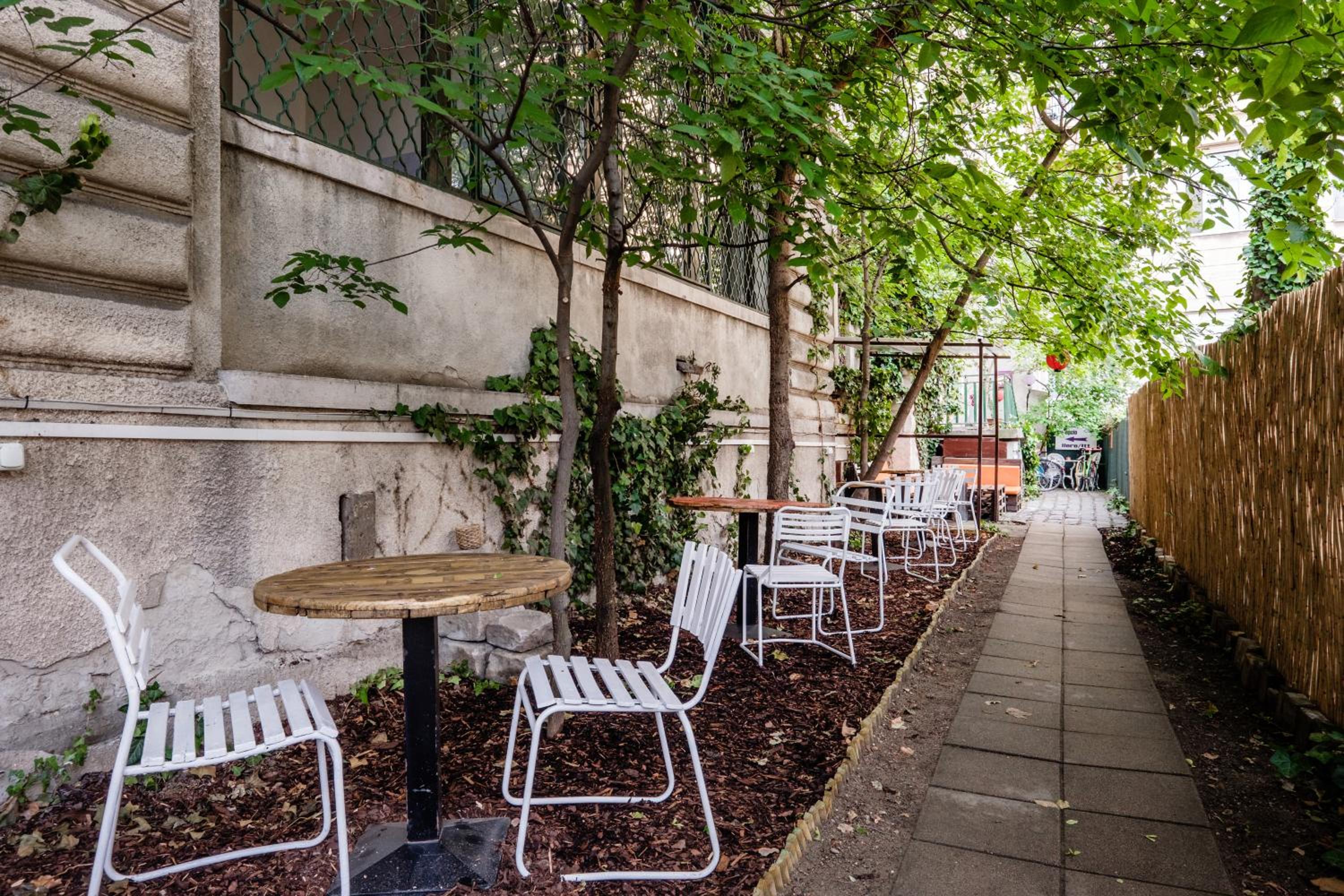 Baroque Hostel & Coworking