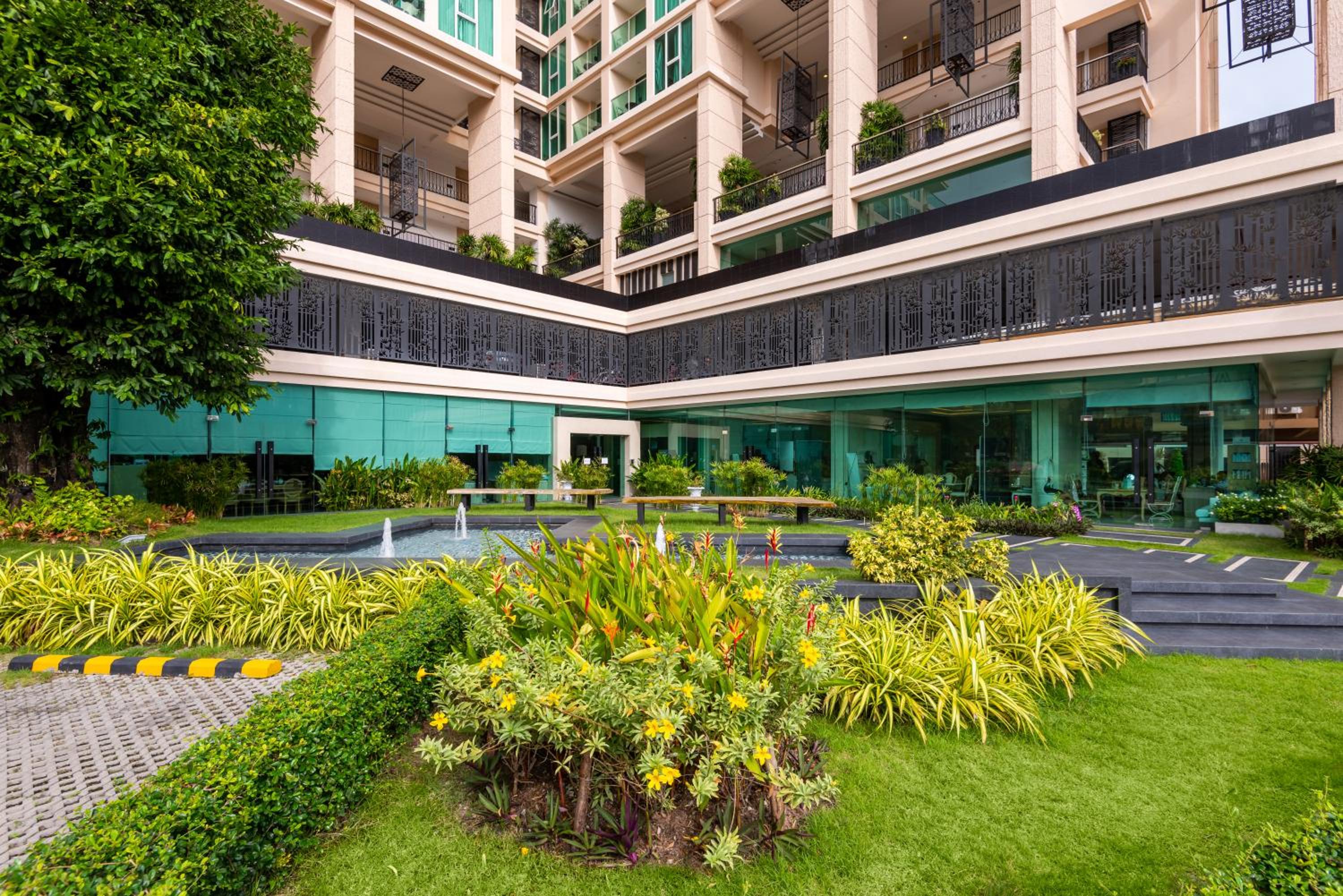 Rare Panoramic Sea, City & Mountain Views - XXL Balcony - 1Gbps Blazing Fast Free WIFI - Pool - Gym - Pool Table - Steam - Sauna - Bar view 5