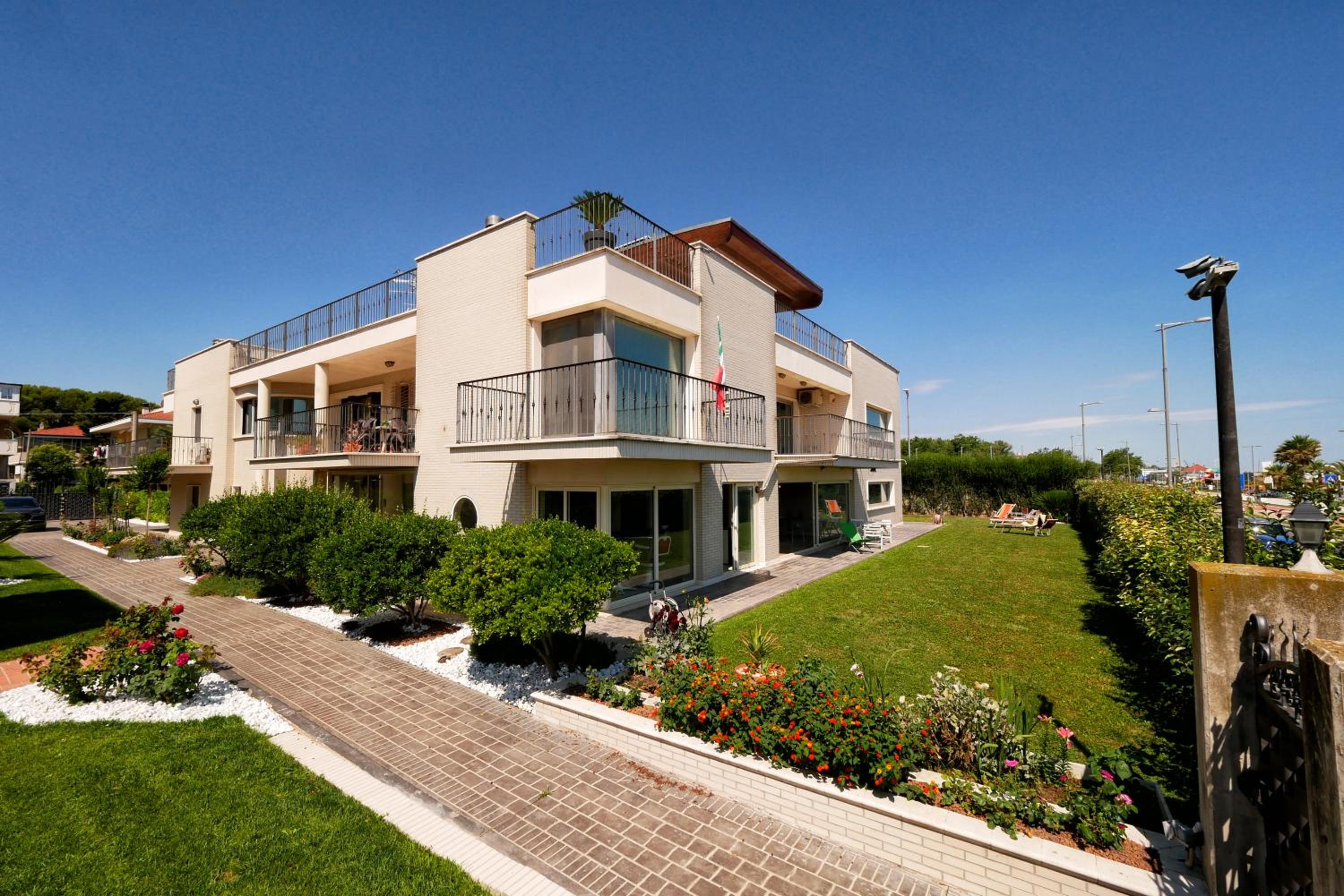 Photo 145