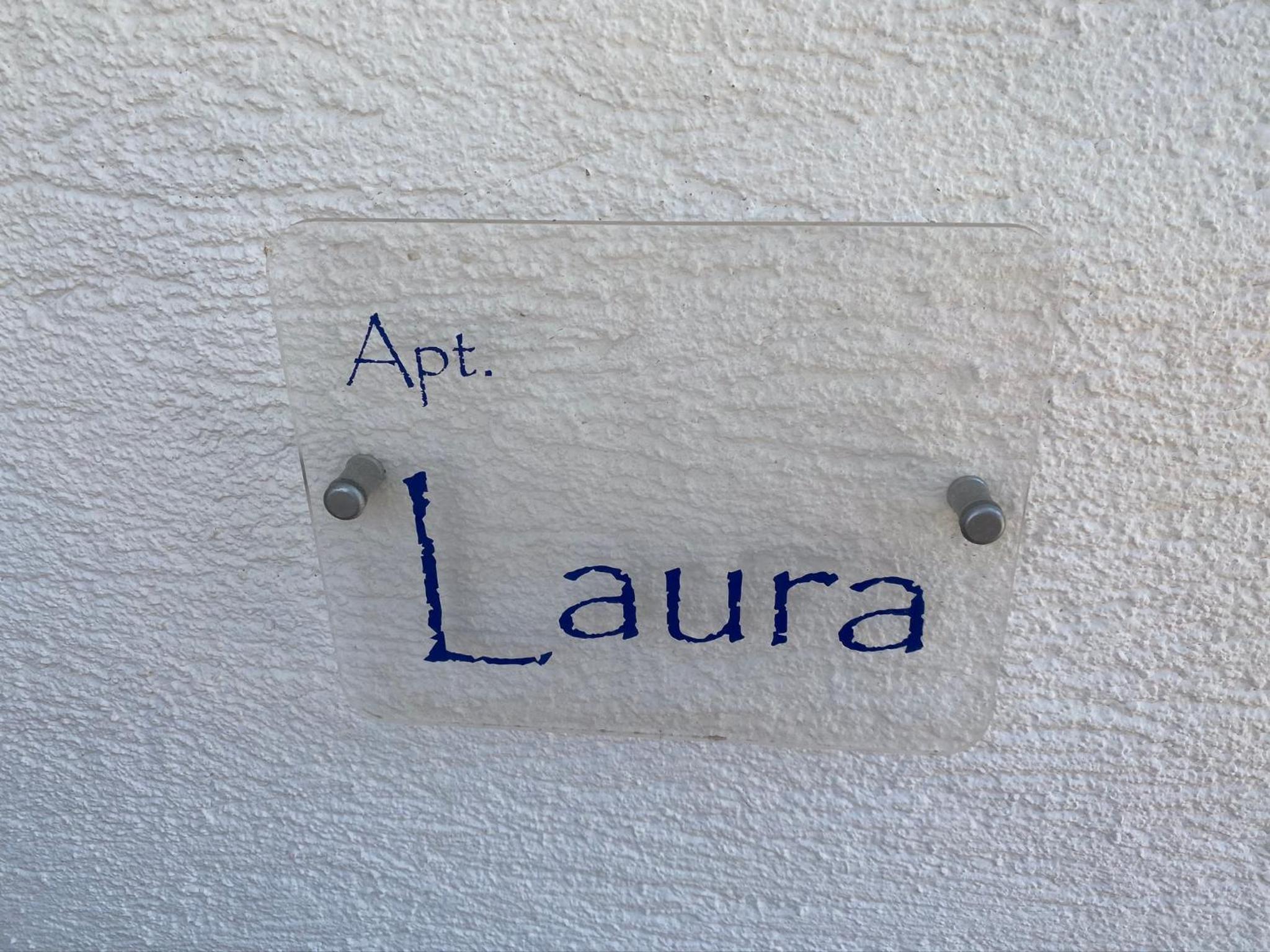 Marta, Laura