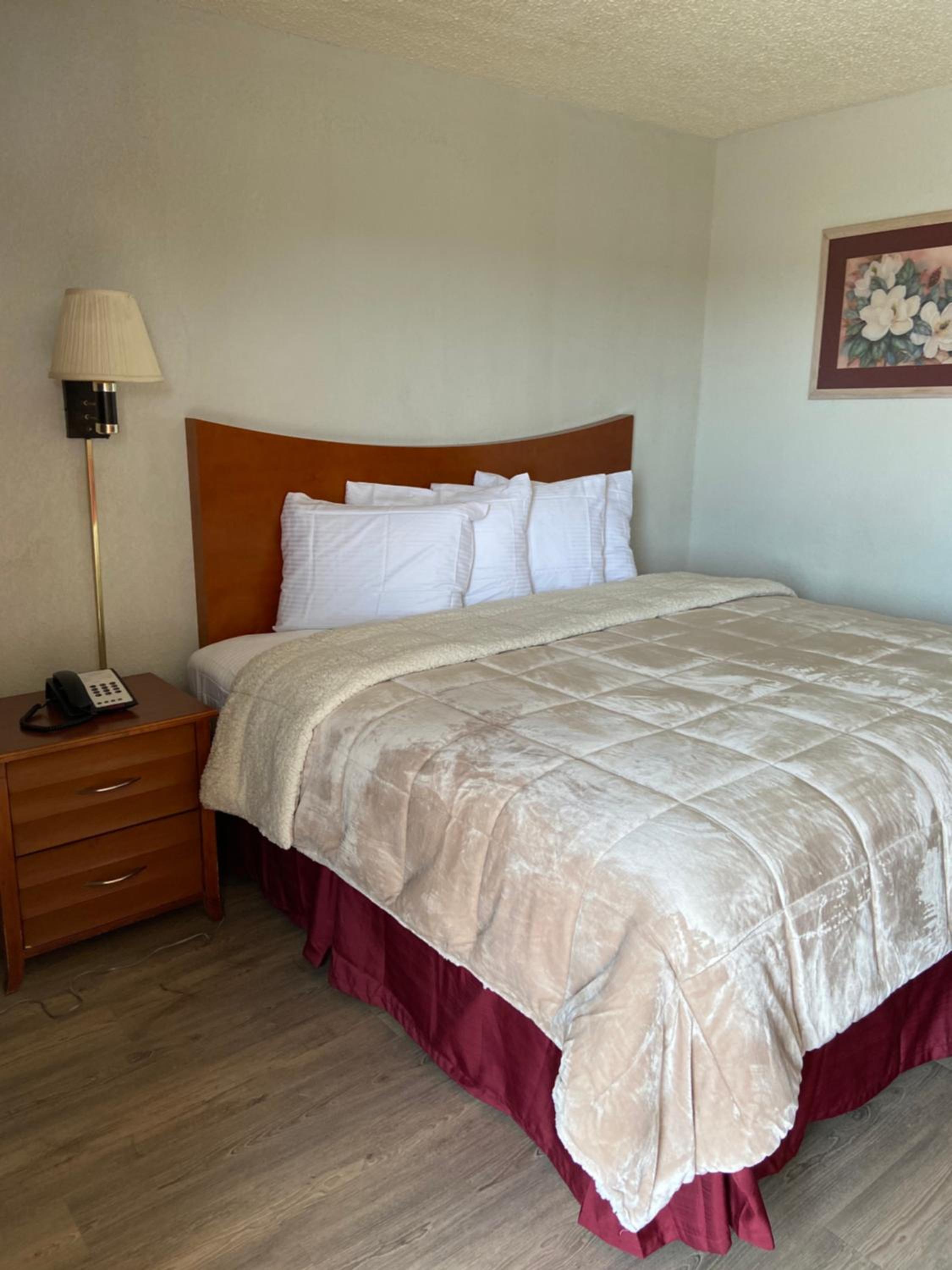 Oklahoma City Vacations - Colonial Inn - Property Image 2