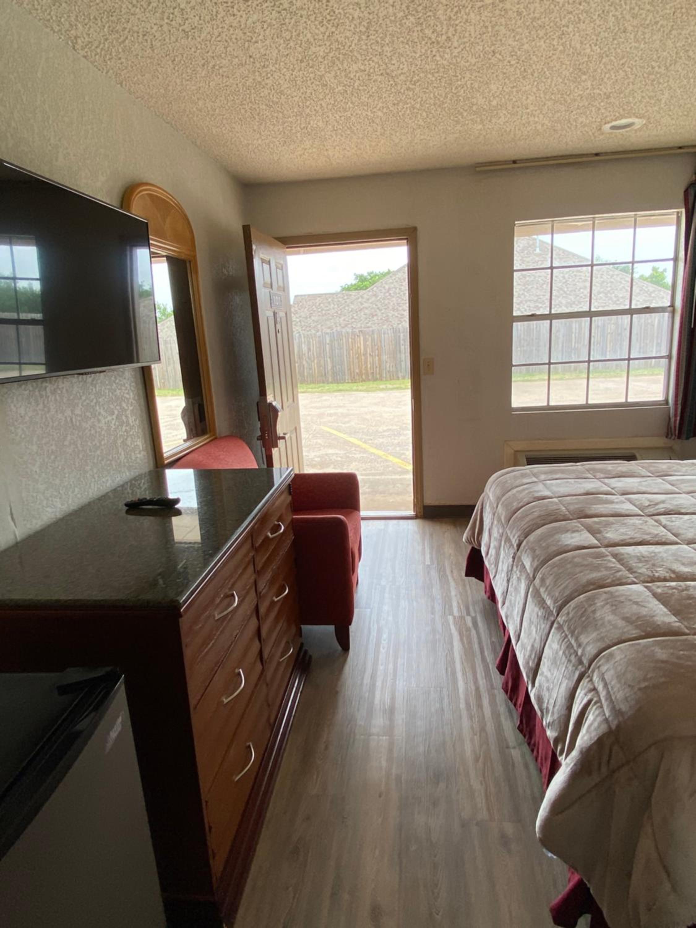 Oklahoma City Vacations - Colonial Inn - Property Image 5