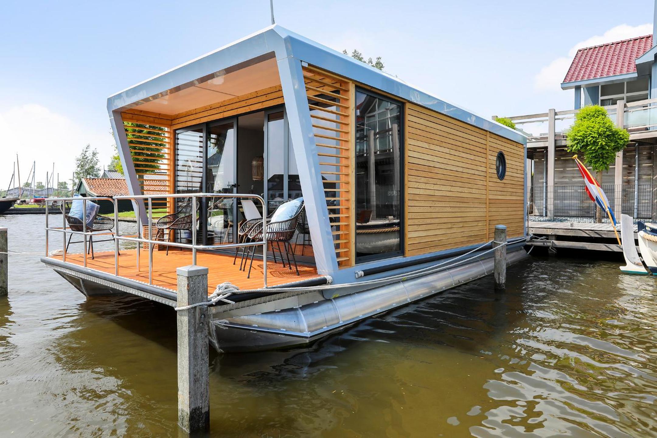 Luxe Houseboat Skoft view 2