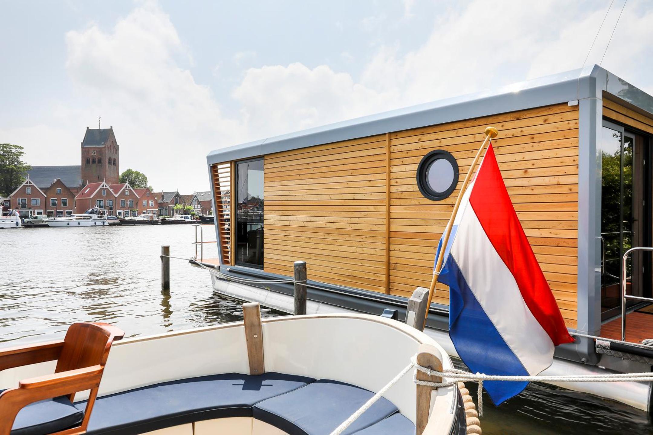 Luxe Houseboat Skoft view 3