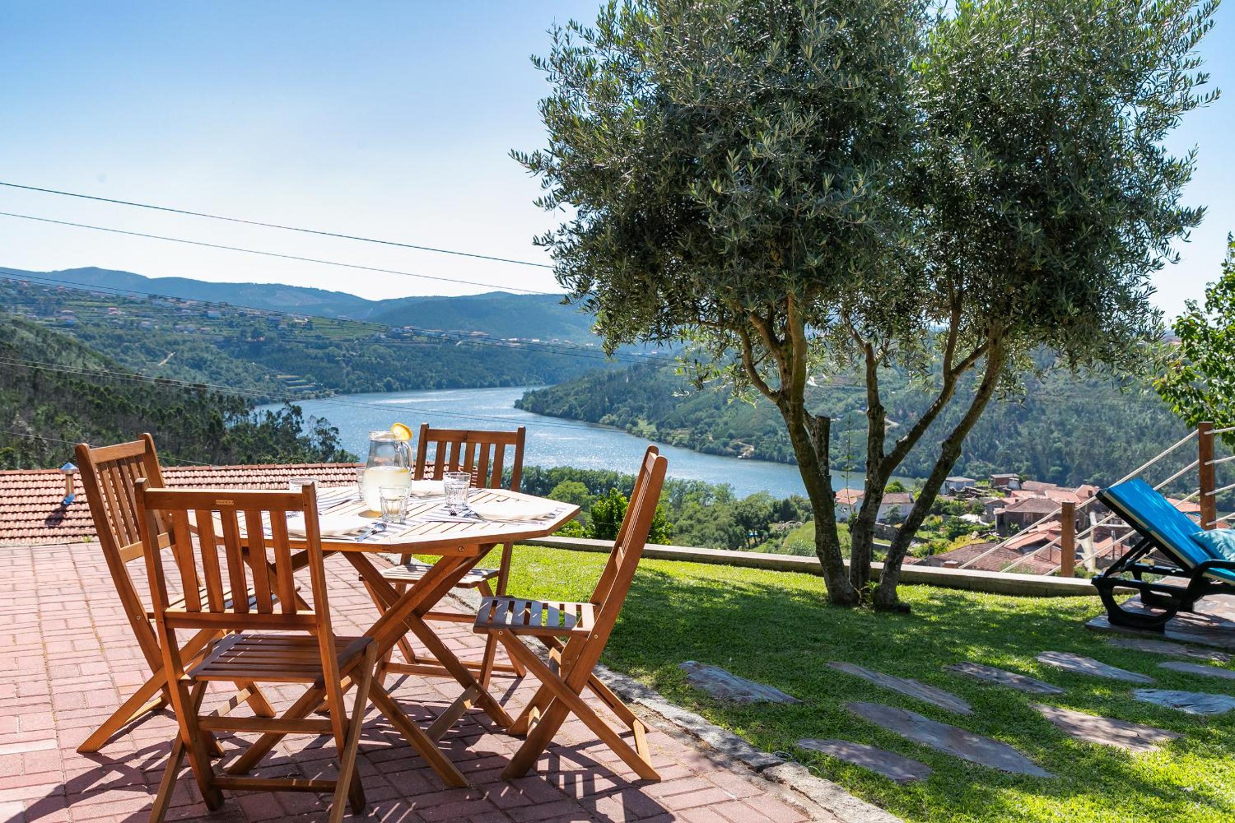 Stunning 3-bed-2-bath villa over Douro River;Porto city - WIFI-sleep 6-10 view 2