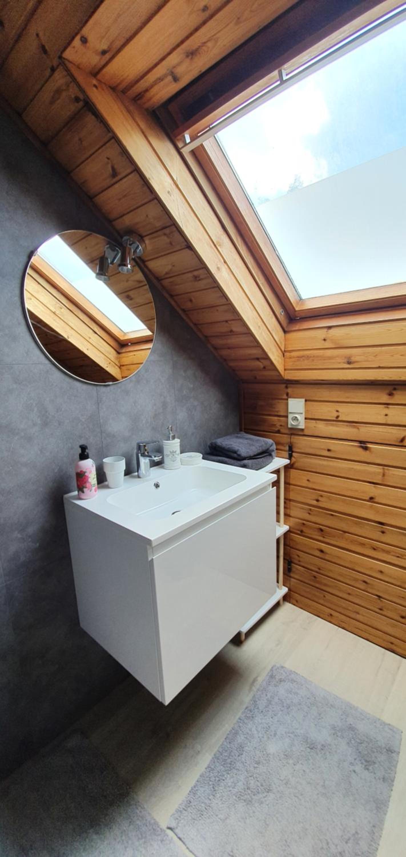 Close to centre, 3 rooms, 2 bathr & wc, free parking & wifi, spacious living area & kitchen
