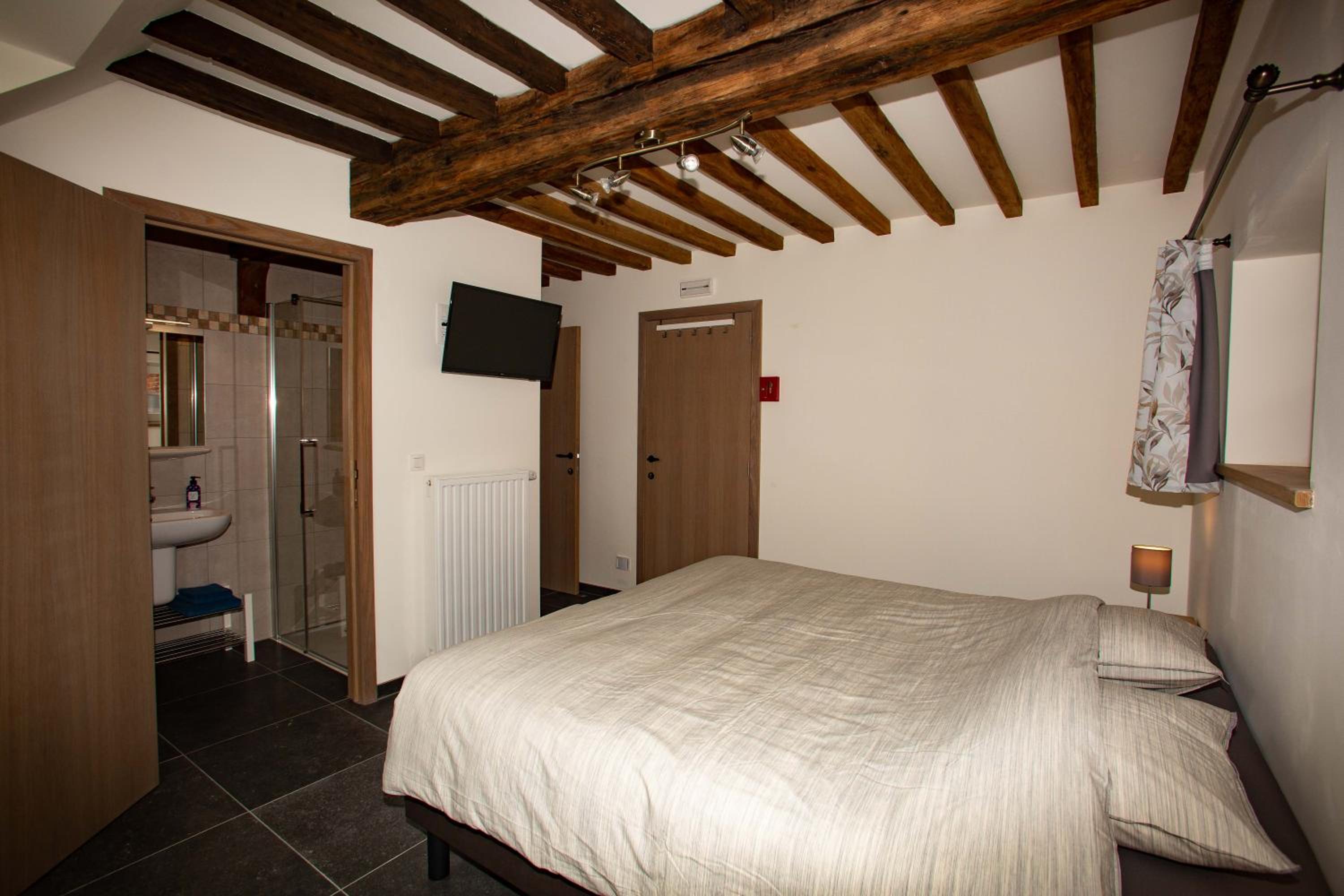 B&B HOTEL IN FERME DE LEUZE nabij Durbuy, eigen laadpalen