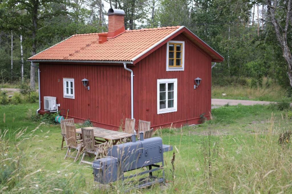 Sjönära stuga med båt och bastu view 2