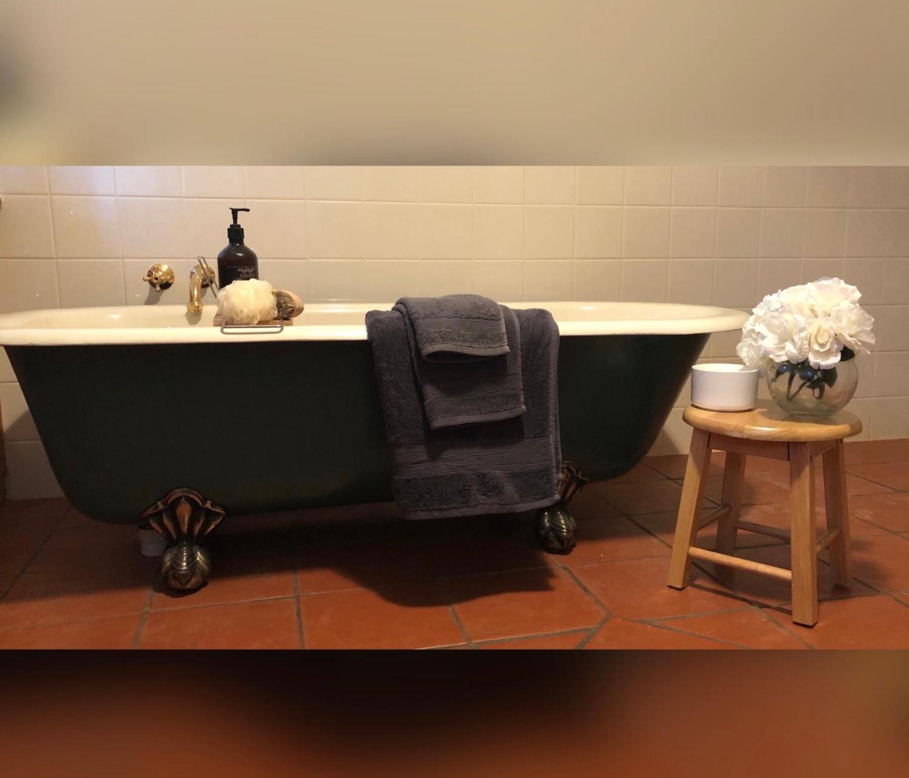 CLAYFIELD HOMESTEAD - rustic country accommodation