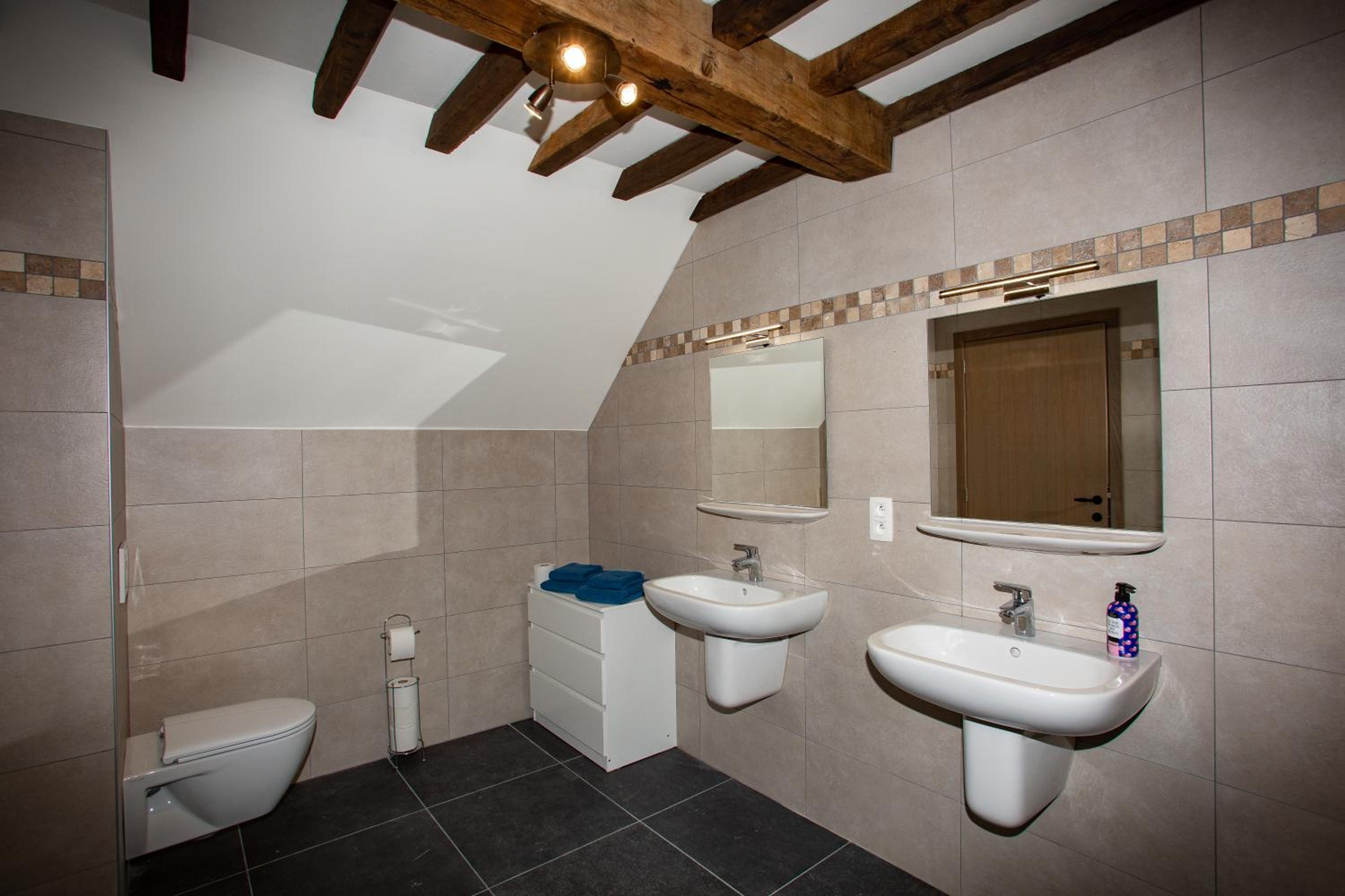 B&B HOTEL IN FERME DE LEUZE nabij Durbuy, eigen laadpalen