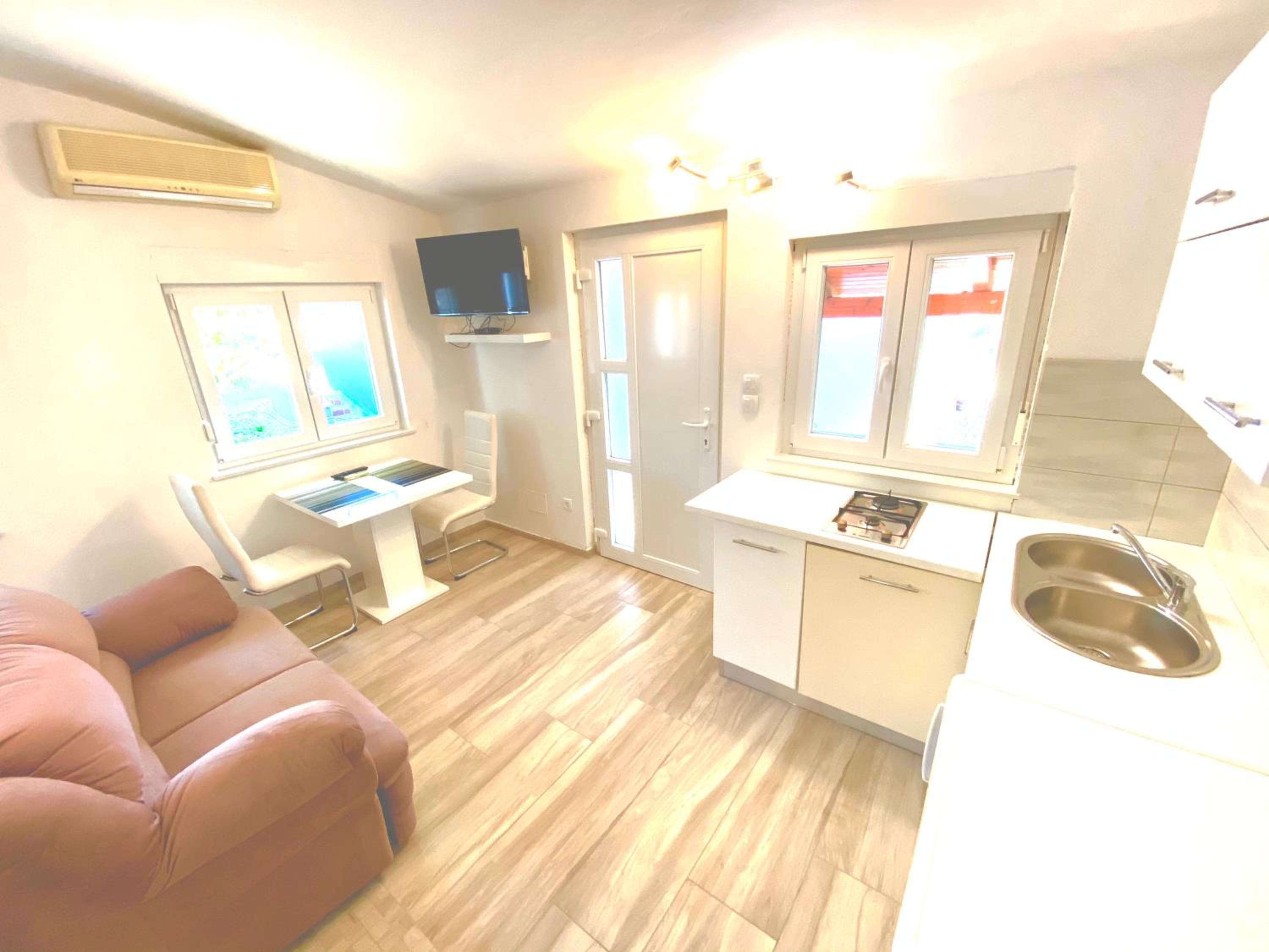 LOKY - sunny studio house 150m from sea with pool view 4