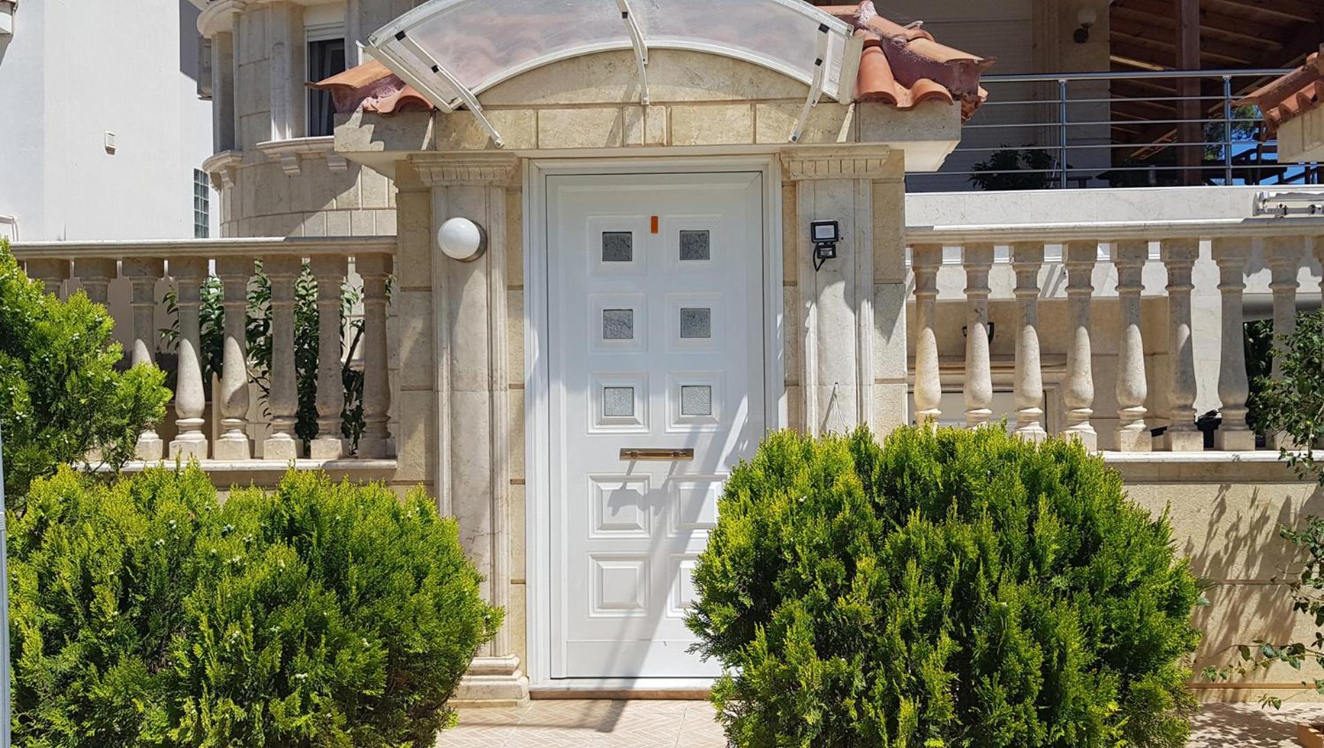 Hotel Renovated lovely apartment near airport & sea - Image 1