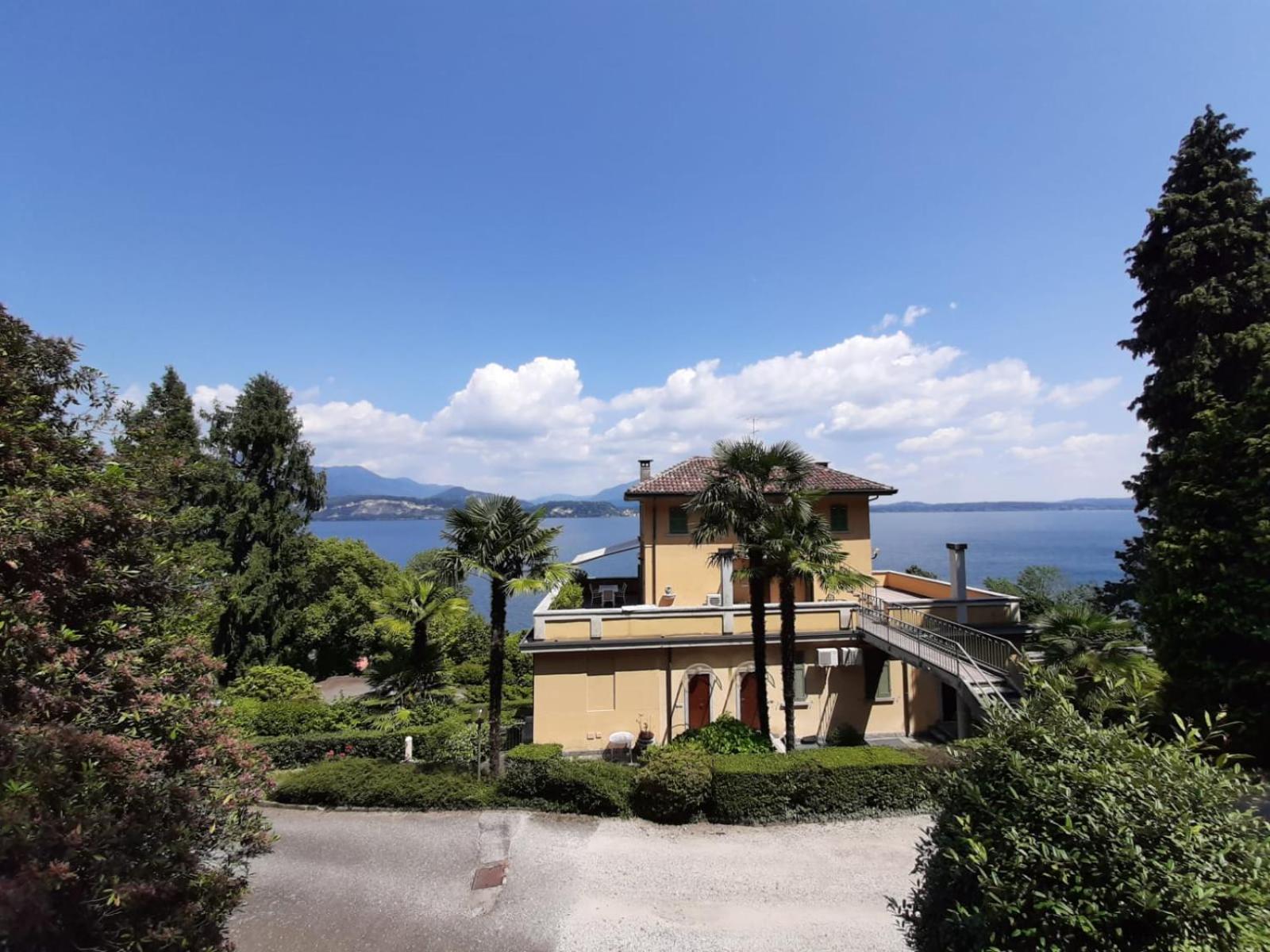 BMP APARTMENT GIOIOSA 1 terrazza vista Lago photo 5