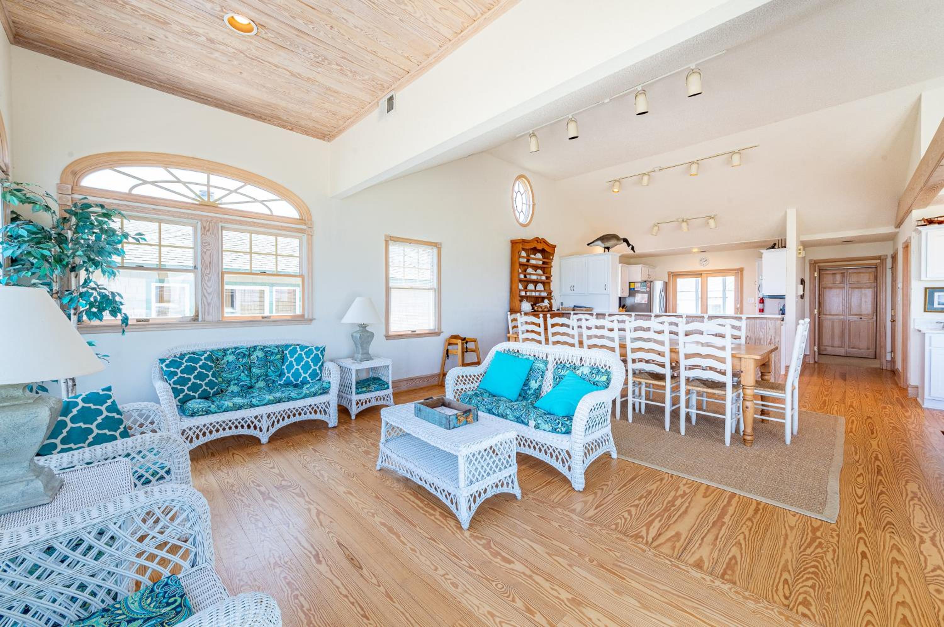 Sandscape - Corolla, Crown Point, Oceanfront, Steps to Beach, Hot Tub, Pool Table, Community Pool