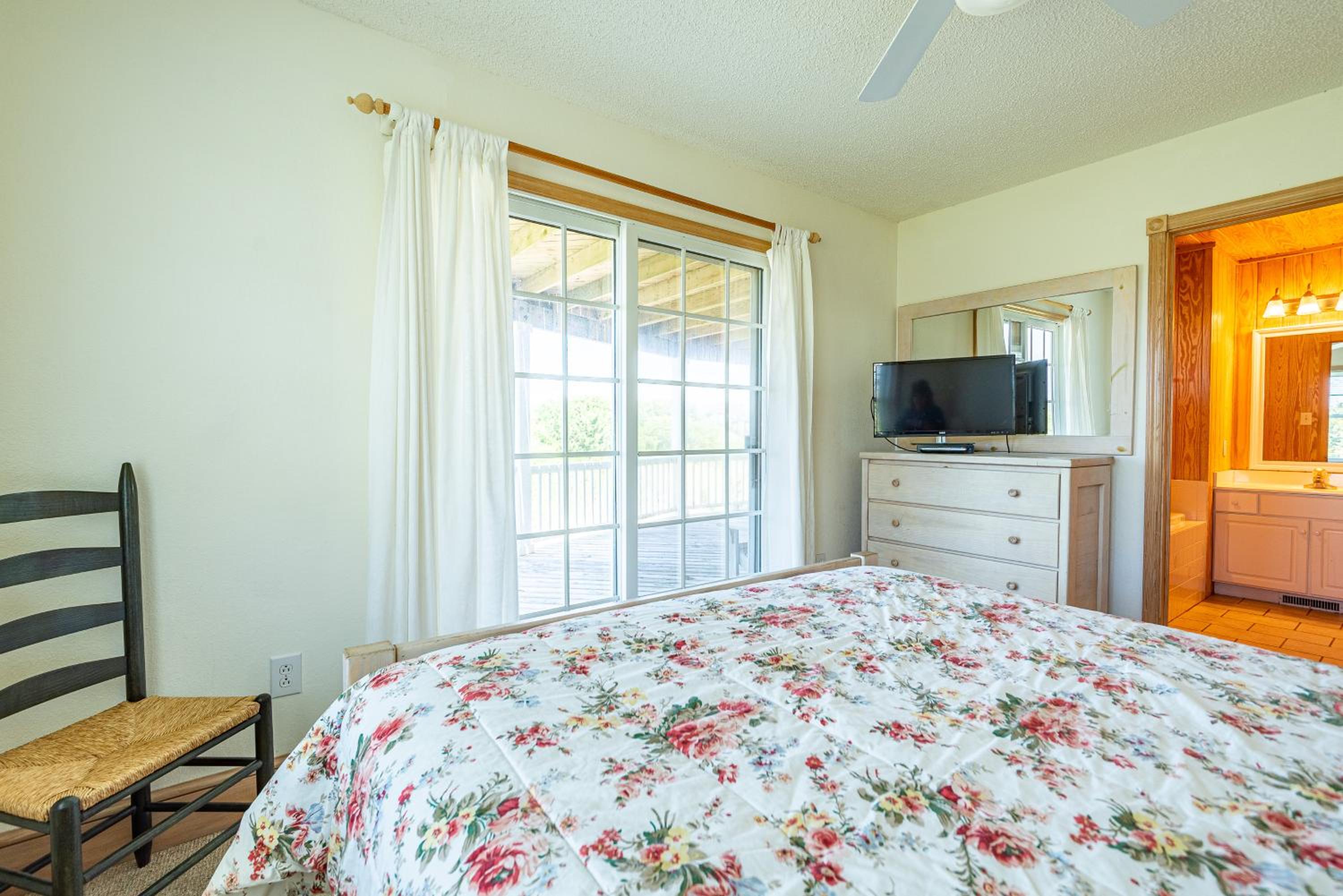 Sandscape - Corolla, Crown Point, Oceanfront, Steps to Beach, Hot Tub, Pool Table, Community Pool