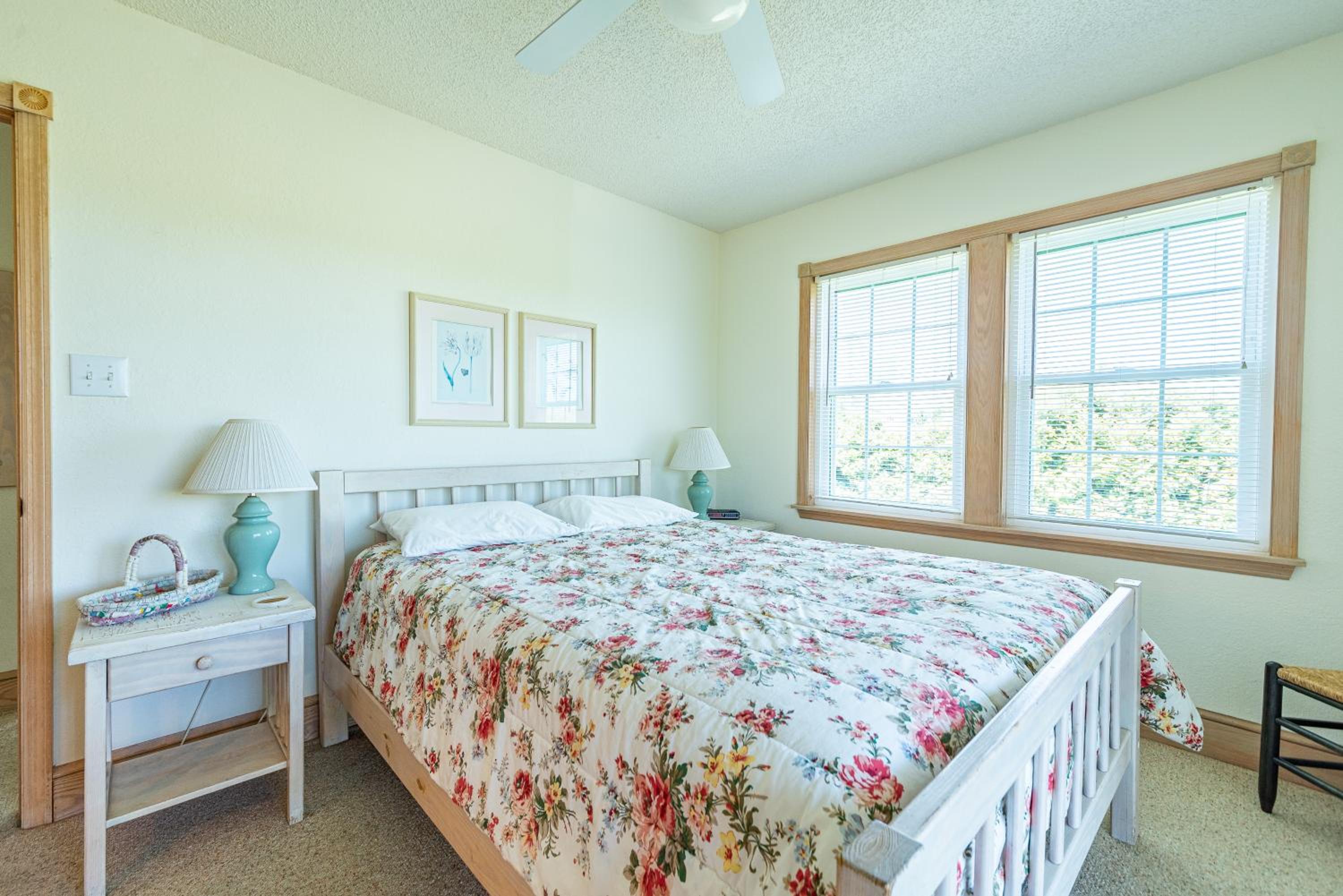 Sandscape - Corolla, Crown Point, Oceanfront, Steps to Beach, Hot Tub, Pool Table, Community Pool