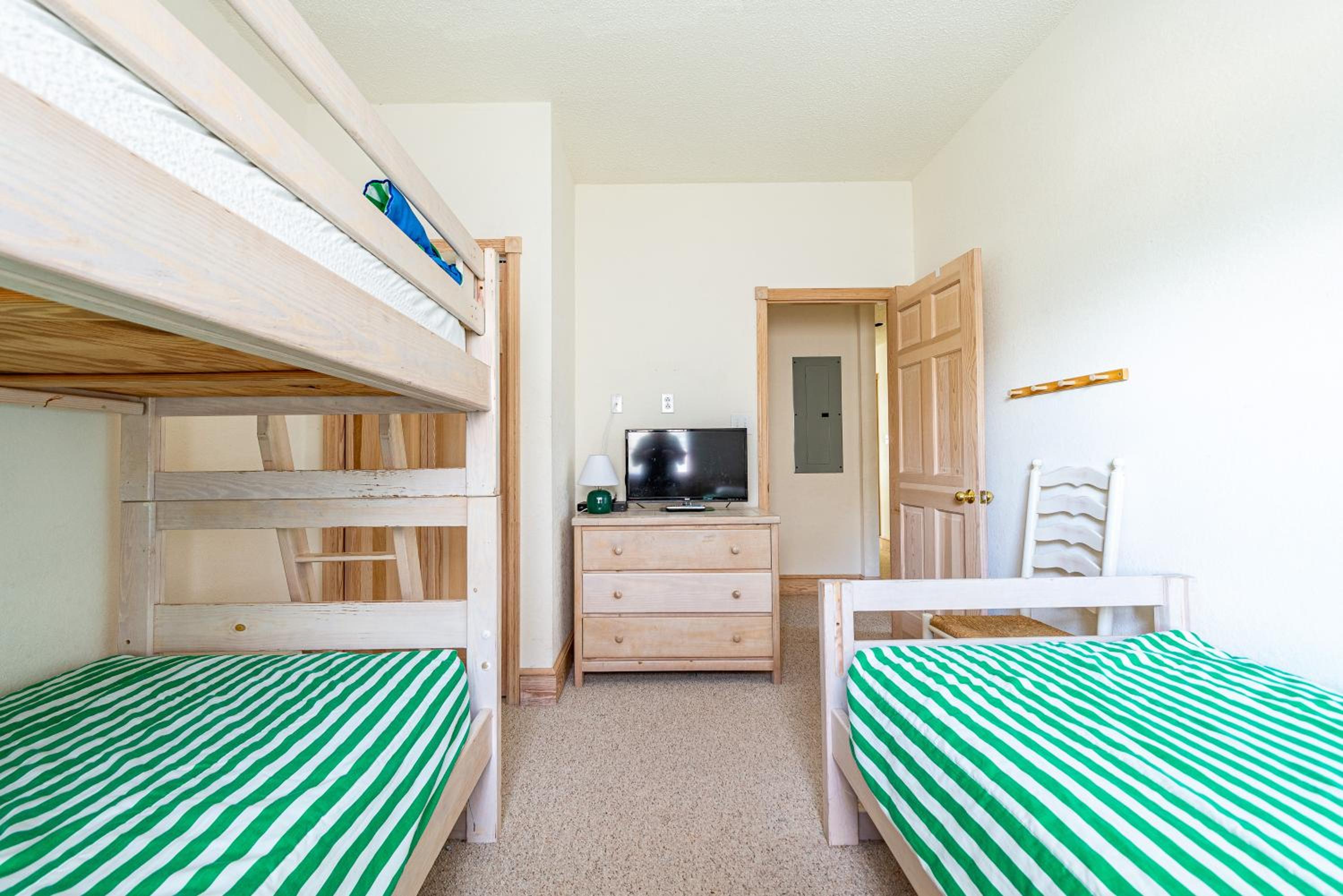 Sandscape - Corolla, Crown Point, Oceanfront, Steps to Beach, Hot Tub, Pool Table, Community Pool