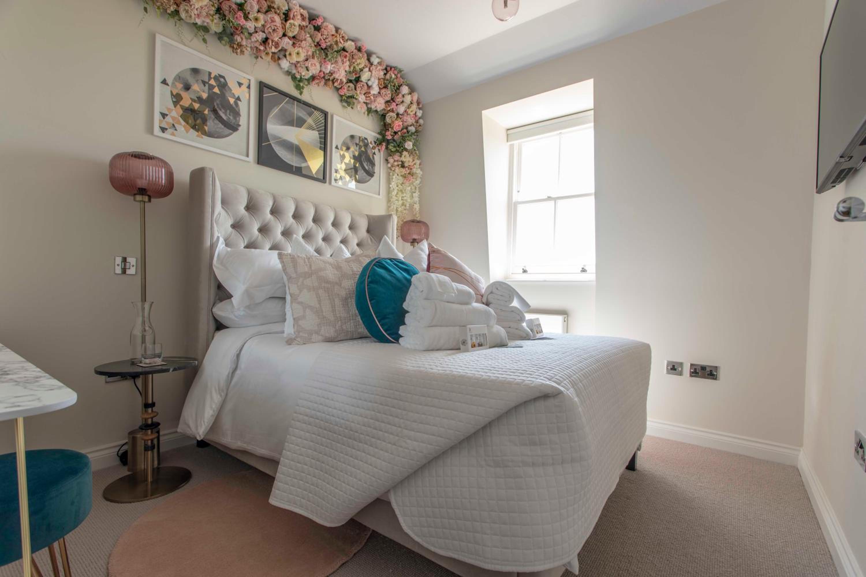 Beautiful, modern 1 bedroom luxury apartment with free allocated onsite parking in Hope Place Bath, City Centre with Beautiful City Views, a stones throw f view 3