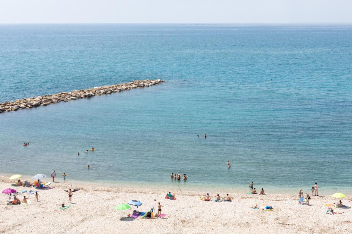 Escapada Romántica en Ático frente al Mar con Piscina photo 4
