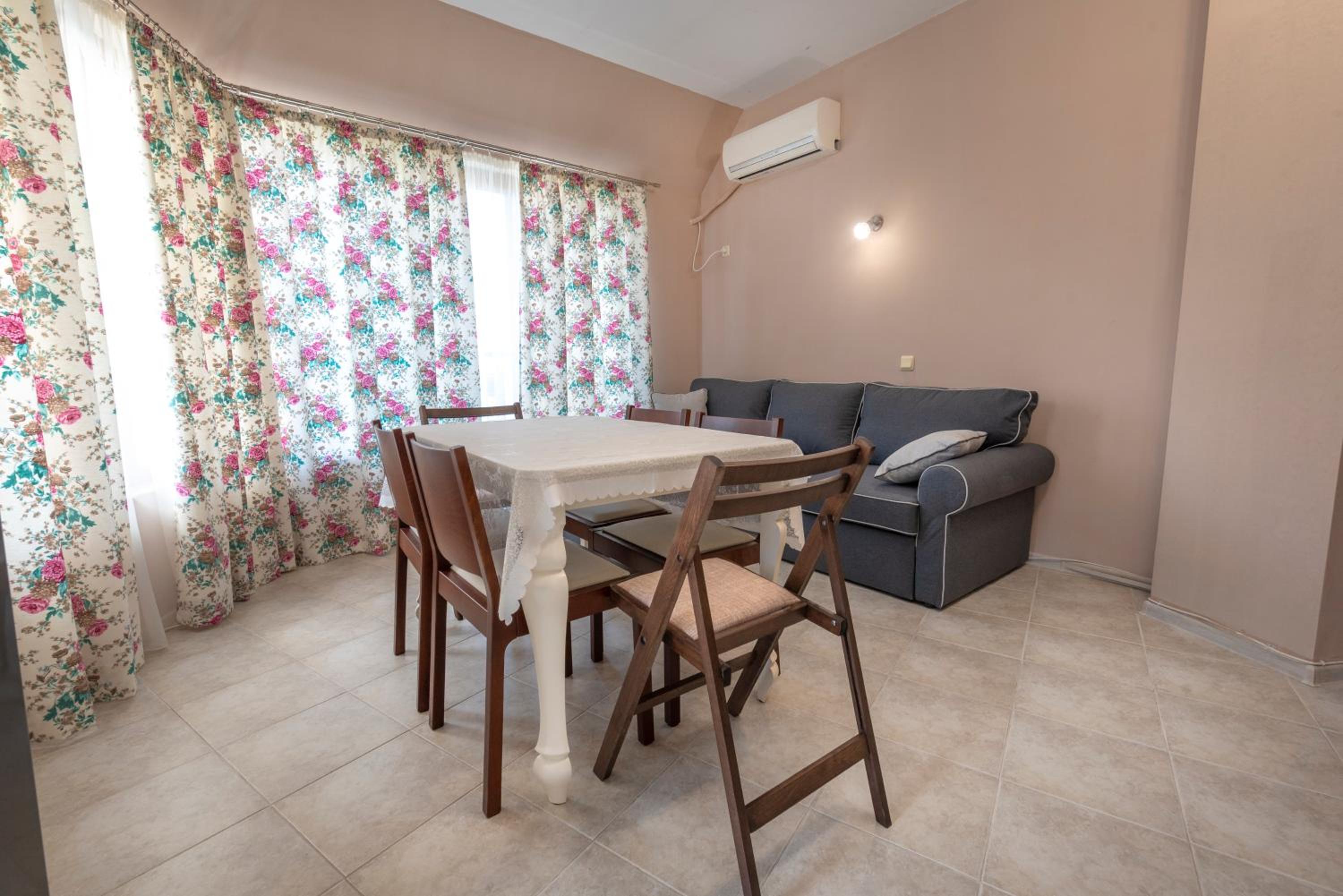 Azure Pretty Apartment TOP Location near Sea Garden