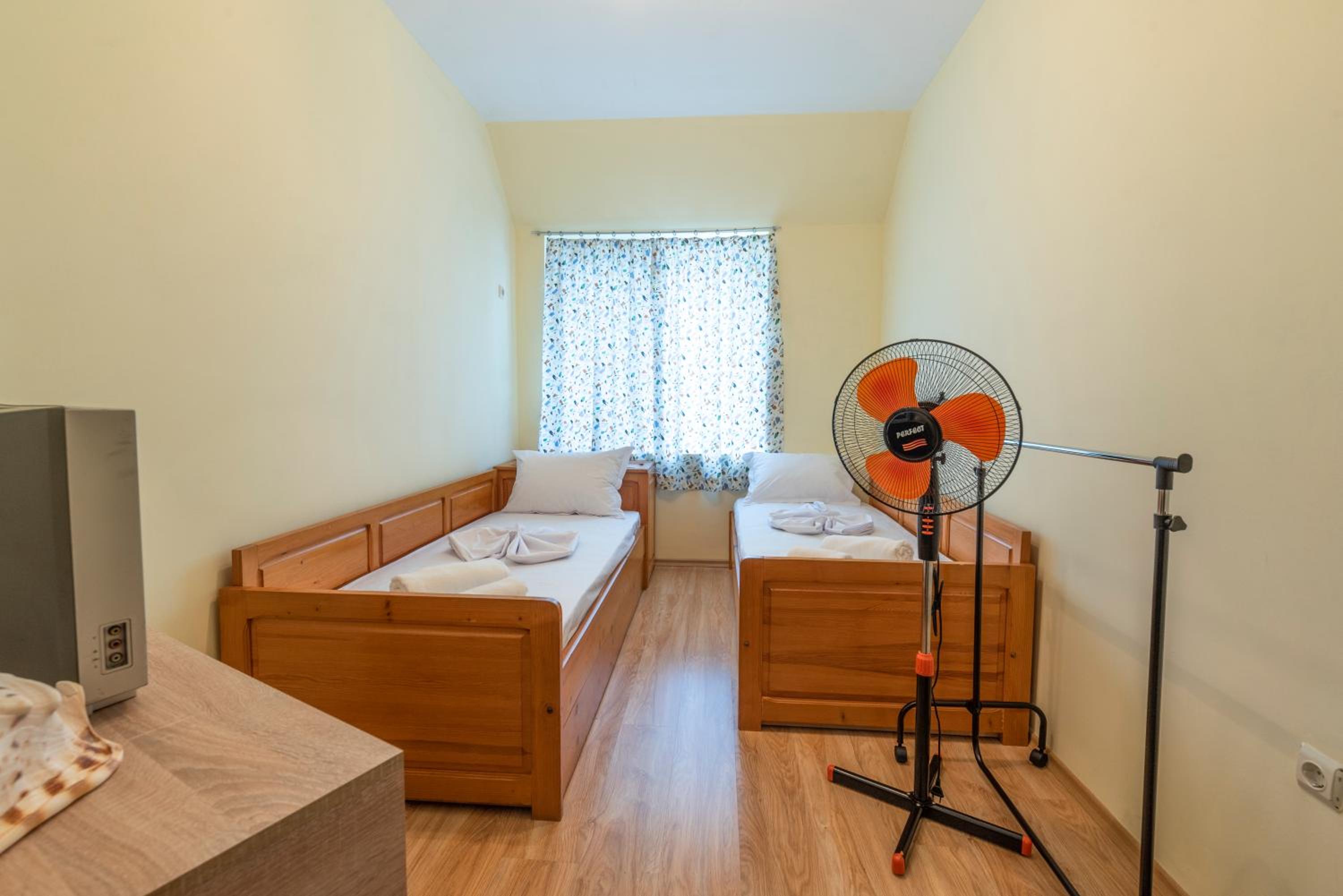 Azure Pretty Apartment TOP Location near Sea Garden