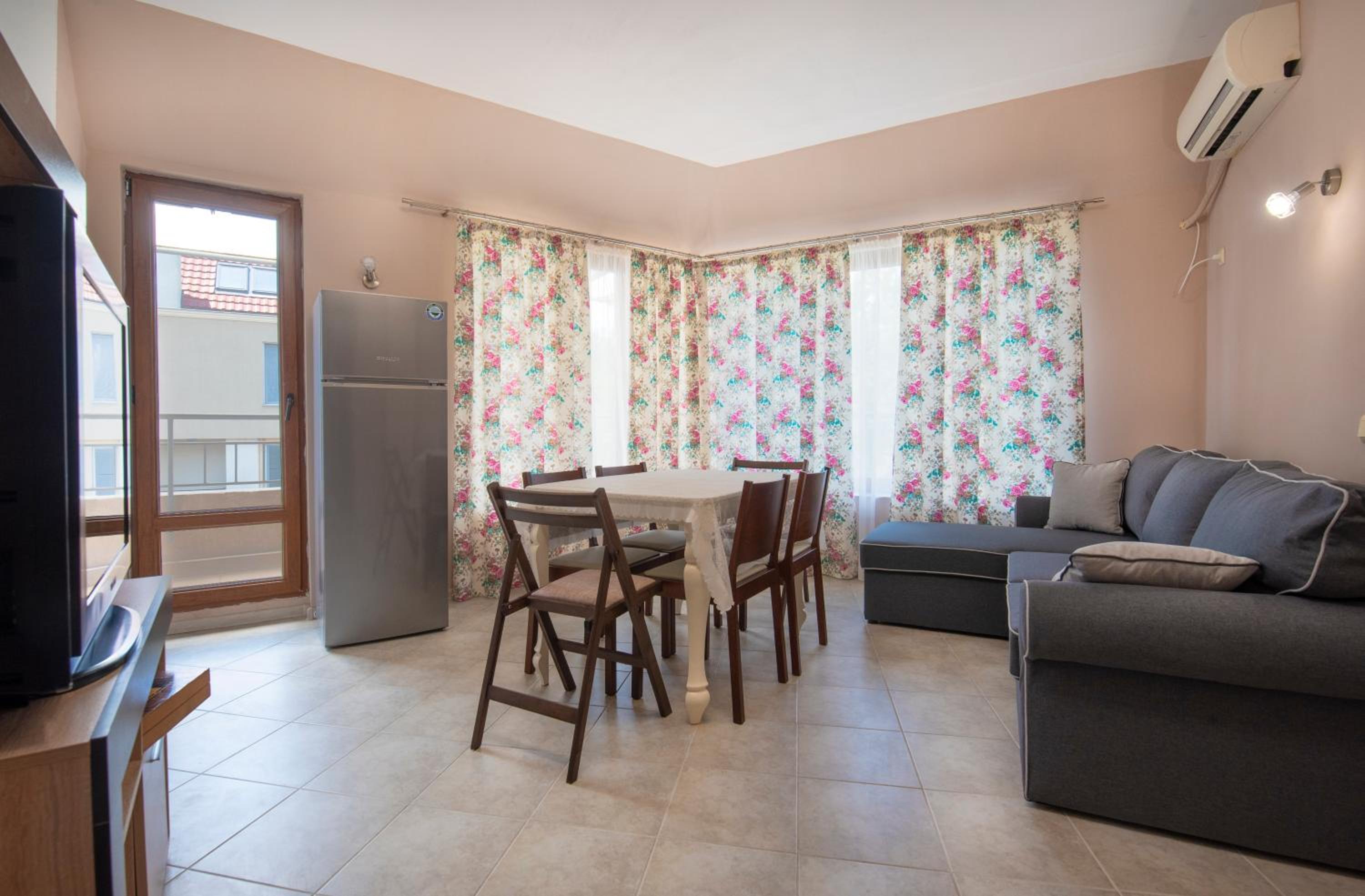 Azure Pretty Apartment TOP Location near Sea Garden