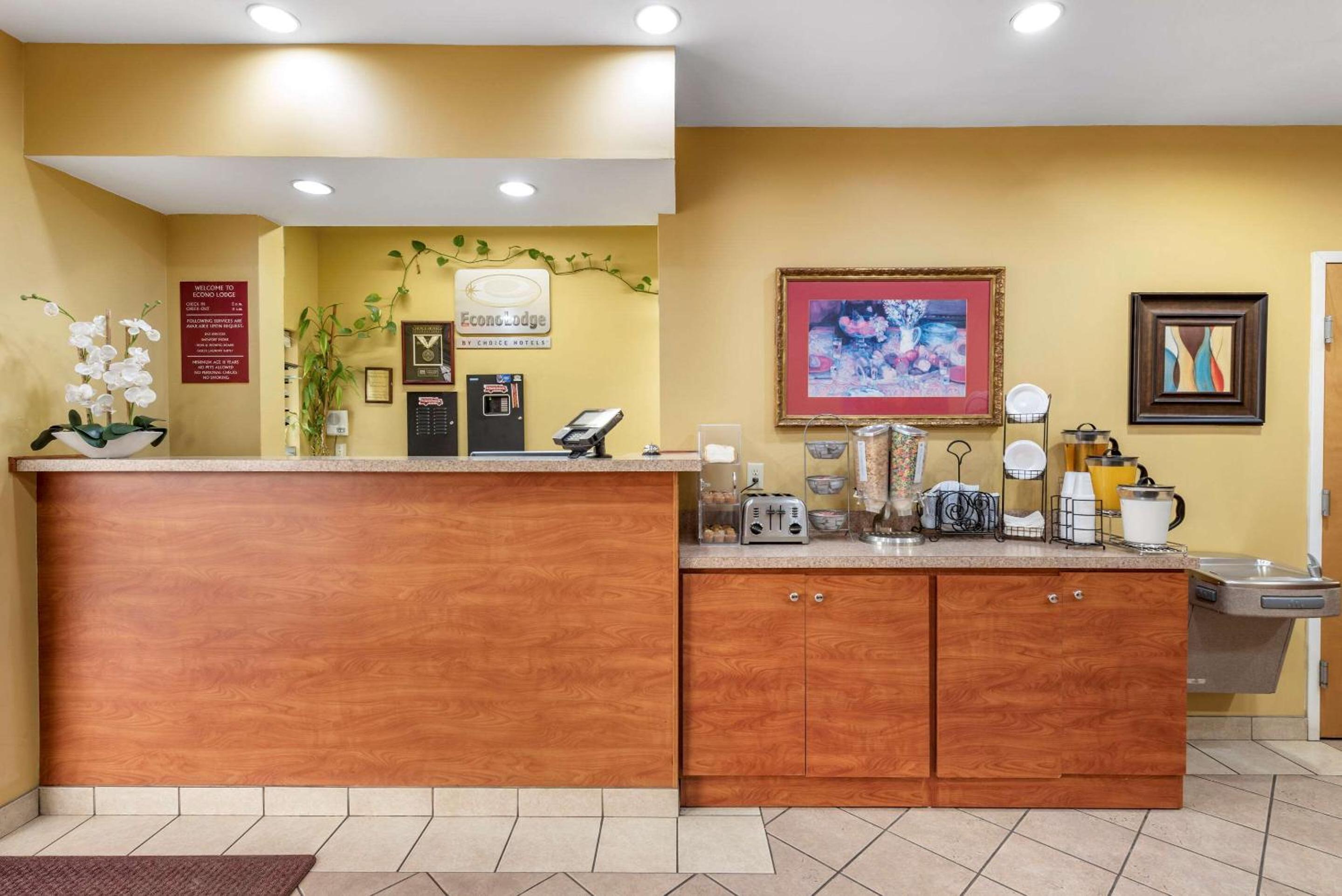 Econo Lodge Louisville Airport view 3