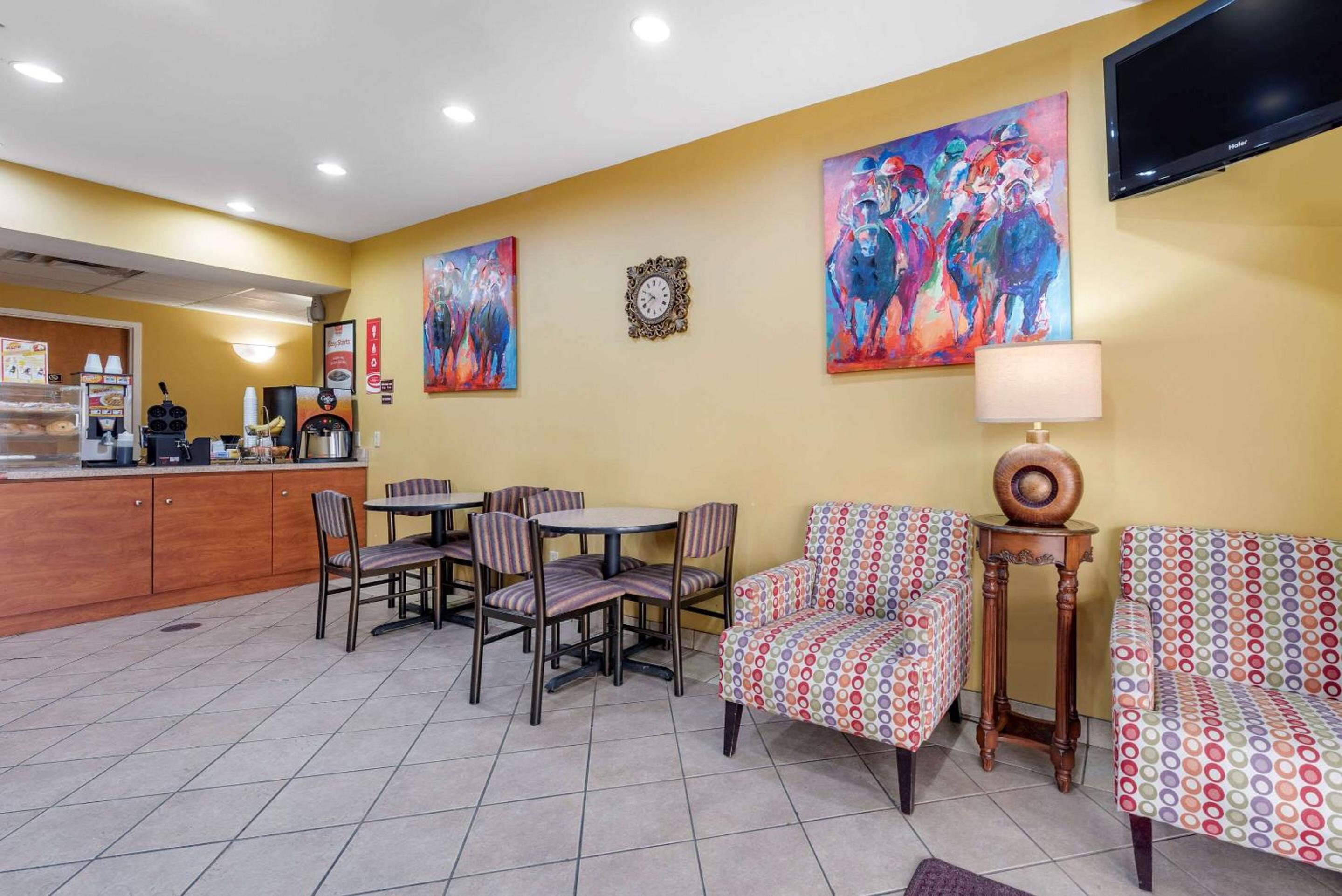 Econo Lodge Louisville Airport view 4