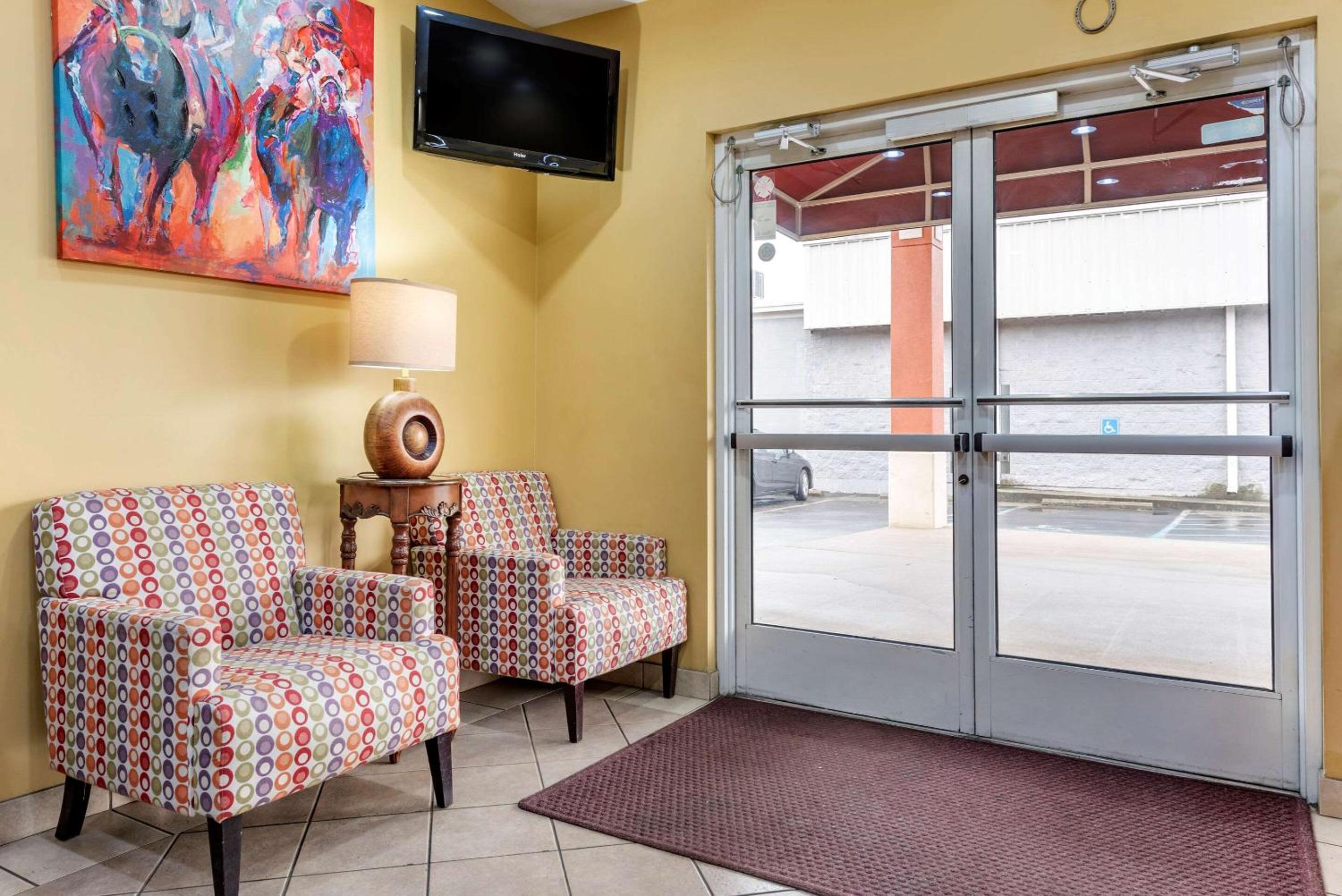 Econo Lodge Louisville Airport view 5