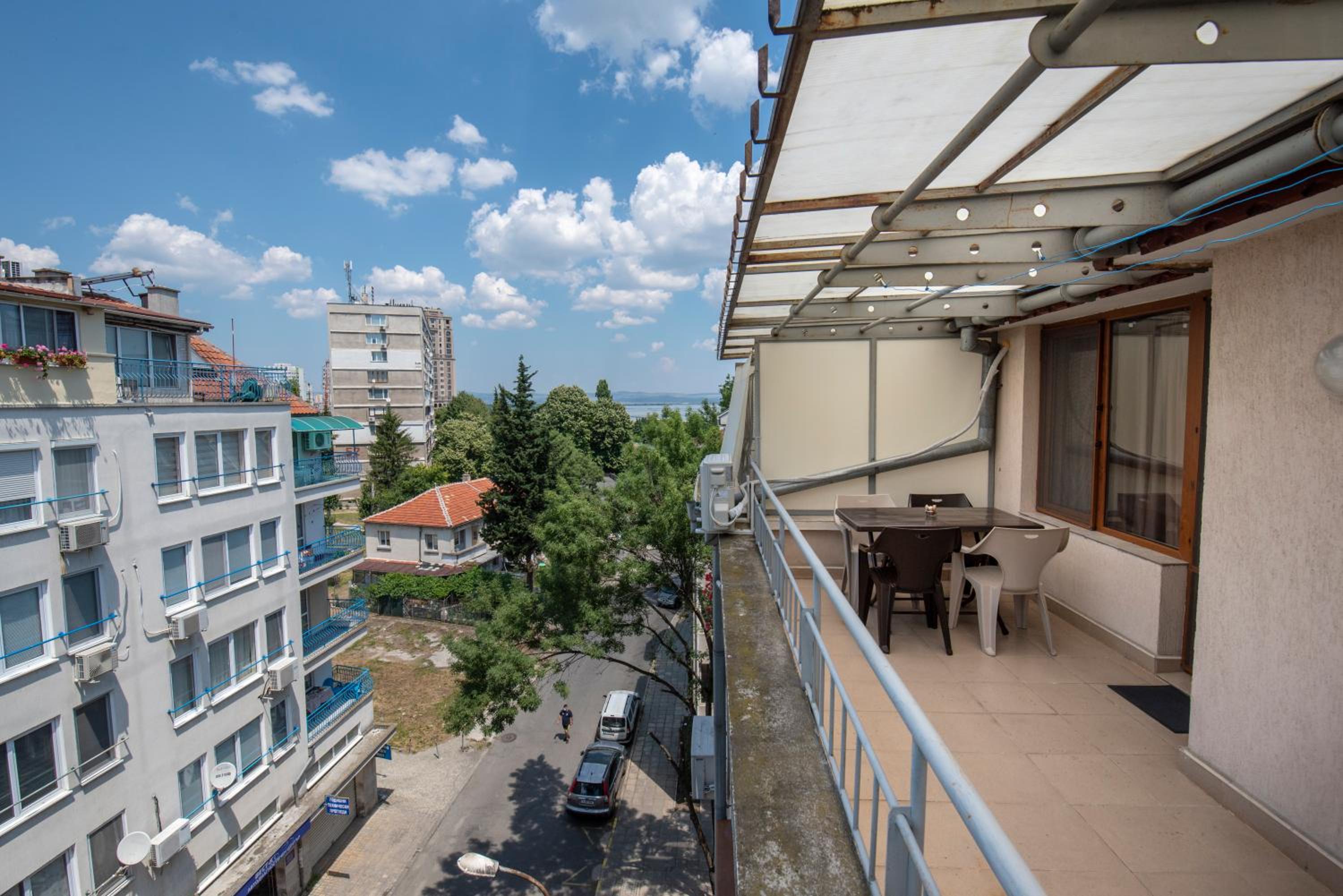 Azure Pretty Apartment TOP Location near Sea Garden