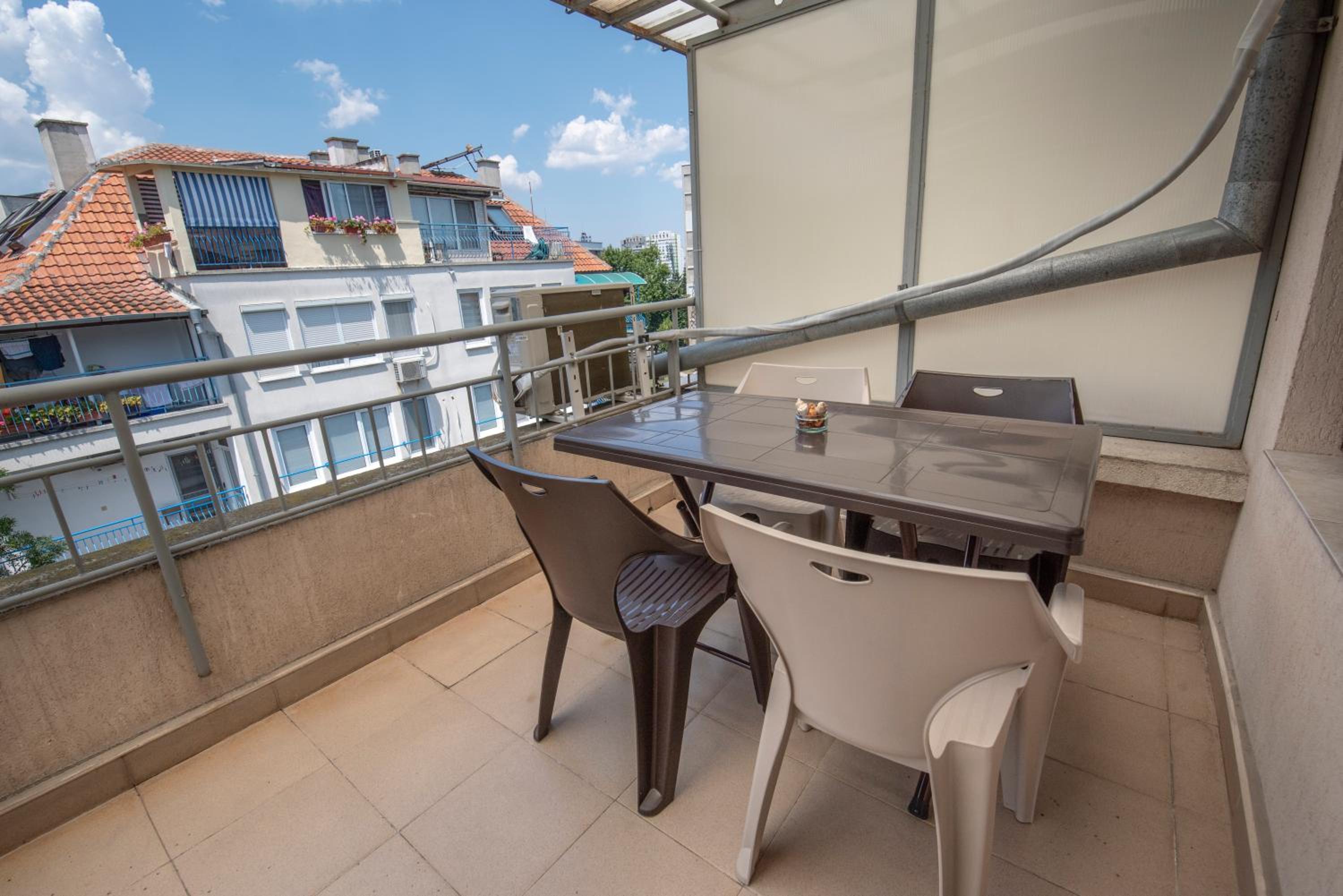 Azure Pretty Apartment TOP Location near Sea Garden