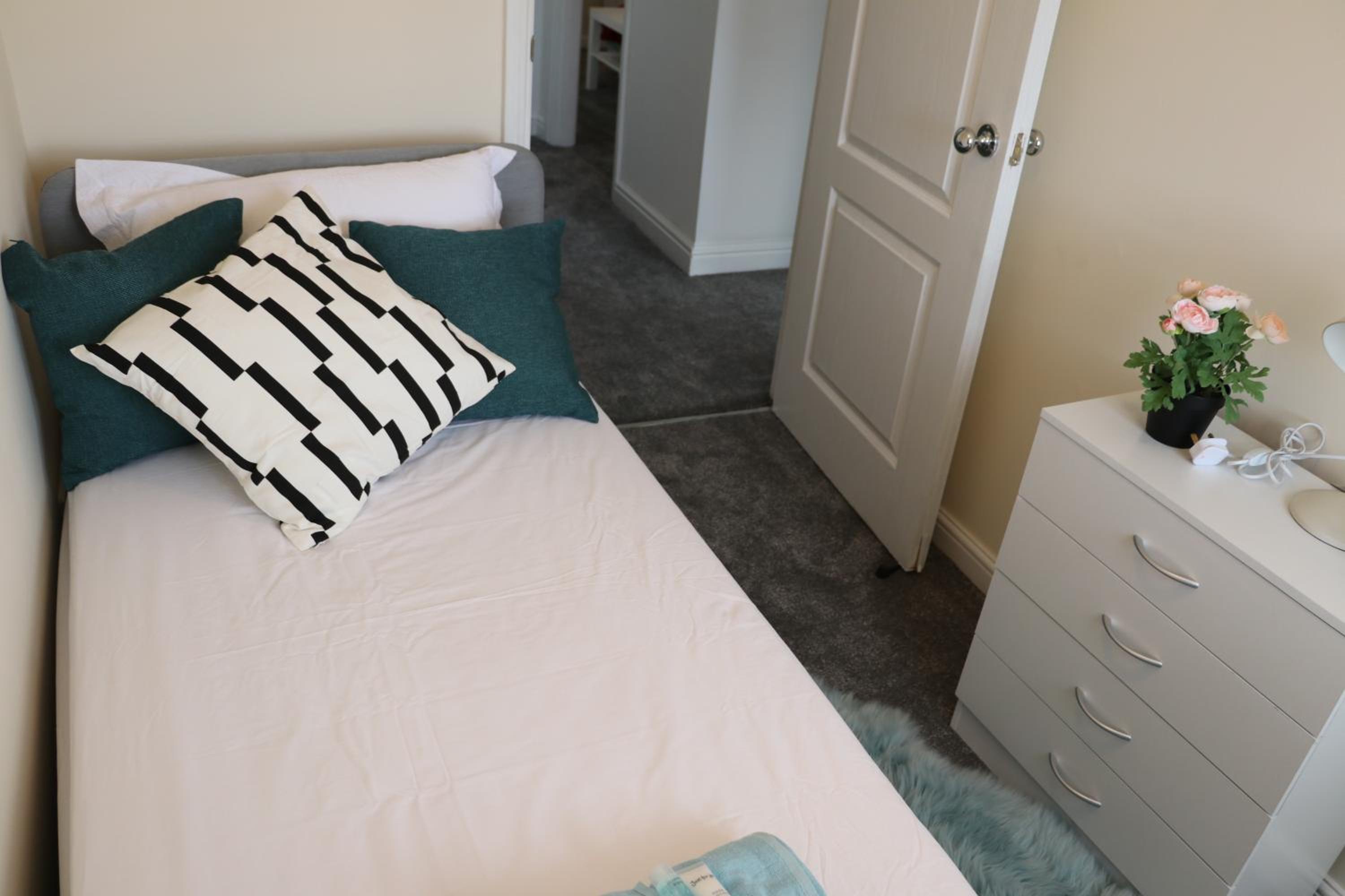 Cosy & Spacious 5 bedroom Luxurious Home view 4