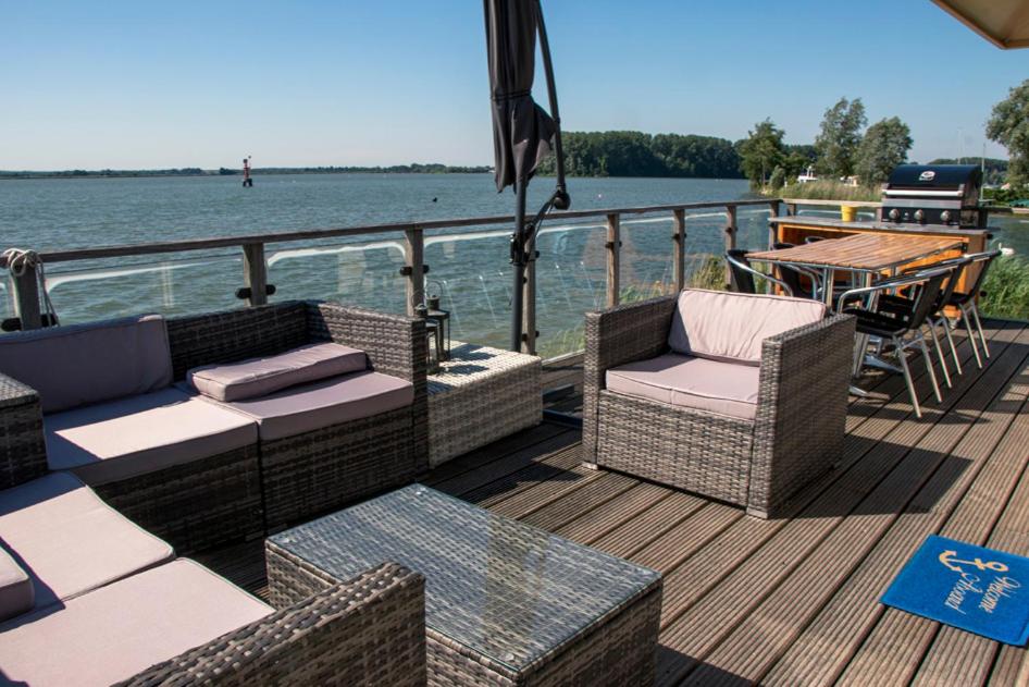 Water Villa, Houseboot at the Lake, Great Views, 70 km to Amsterdam view 4