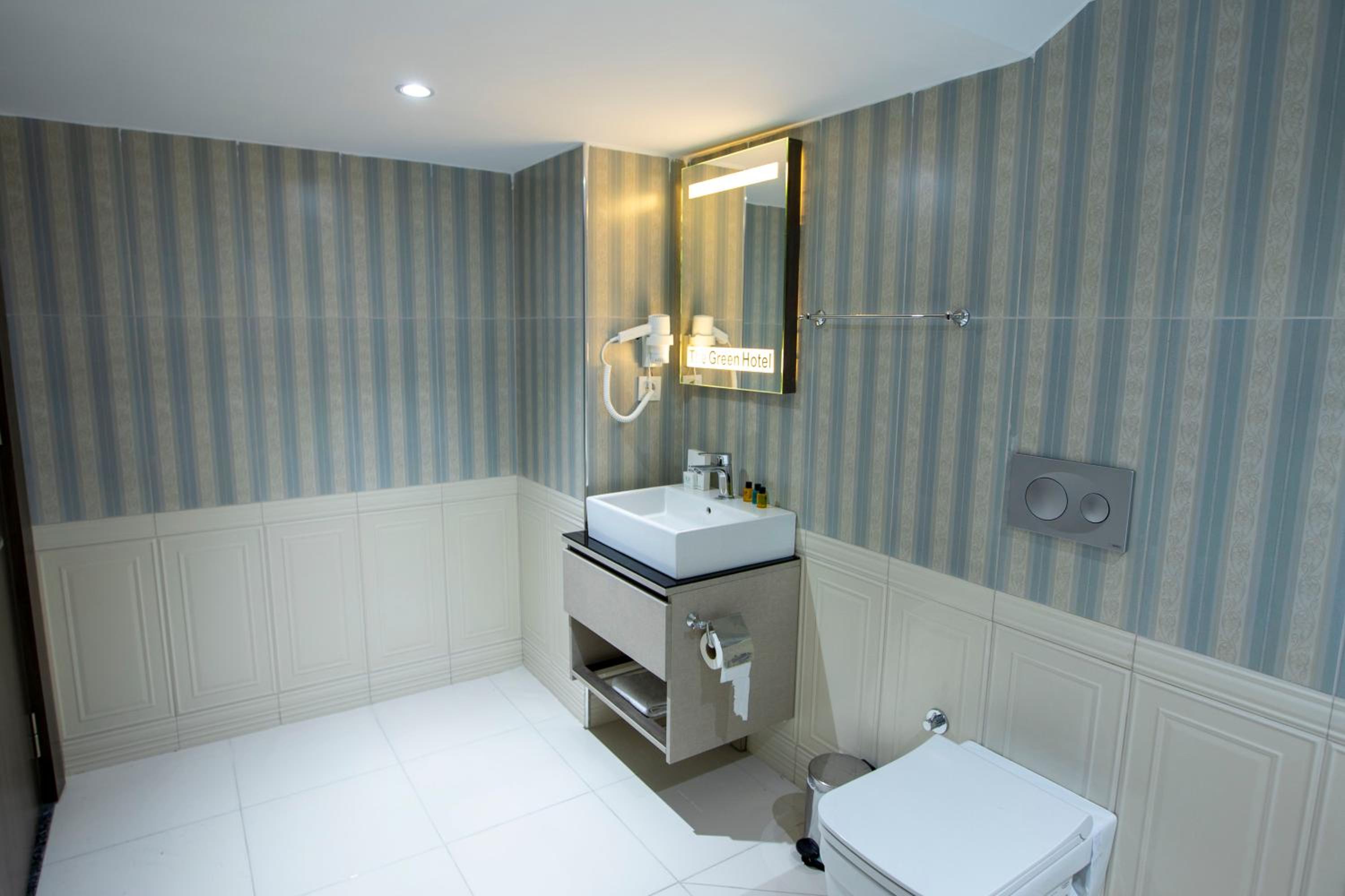 THE GREEN HOTEL - Image 11